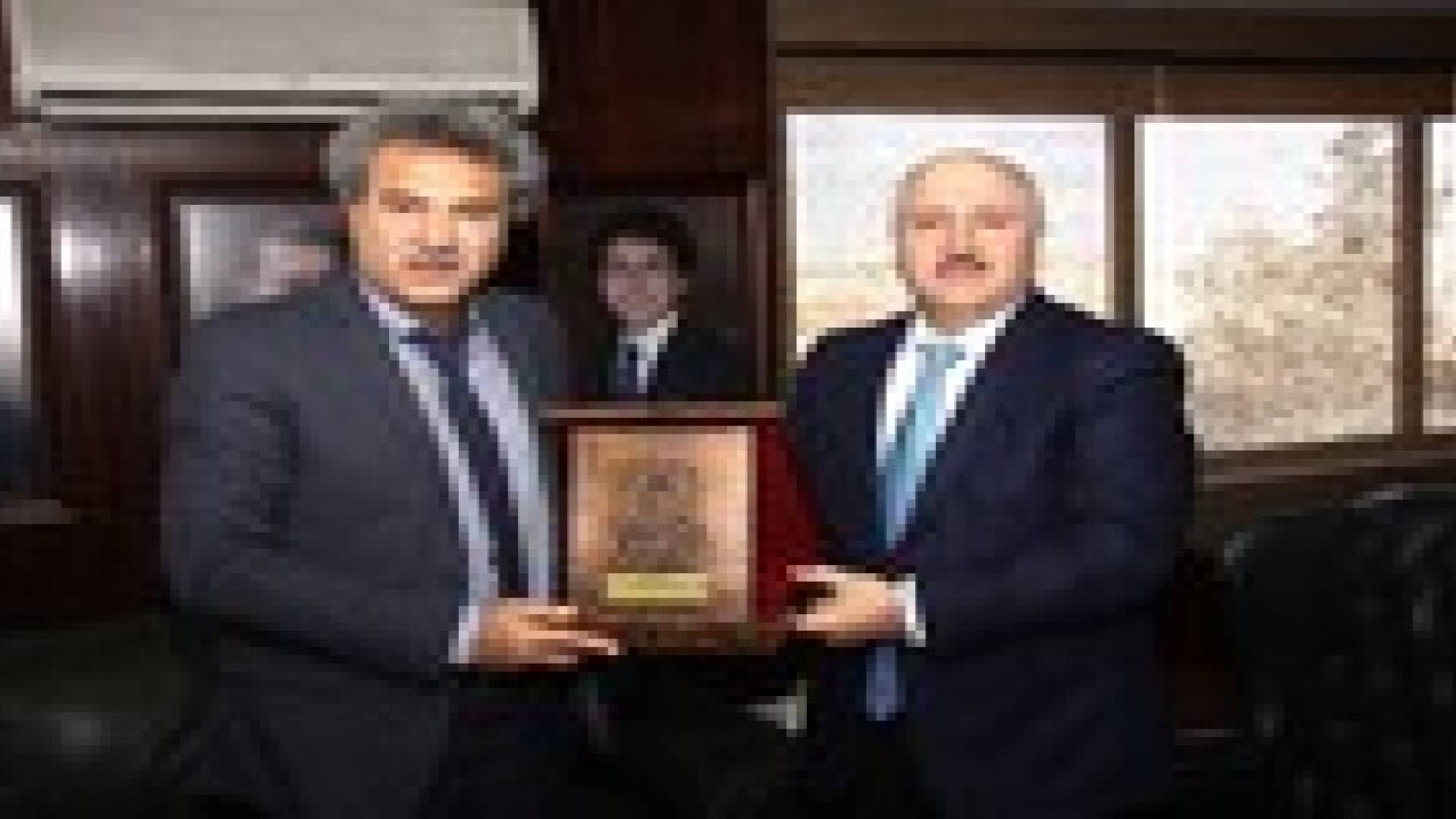 وزير المياه والري يجري مباحثات مع الصندوق الكويتي للتنمية الاقتصادية