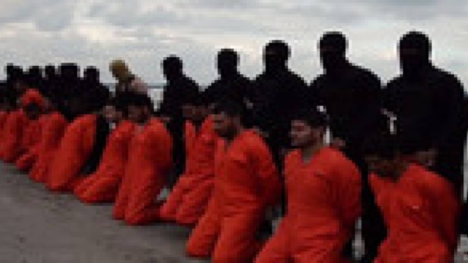 تسجيل مصور يظهر اعدام داعش لـ 21 مصريا في ليبيا