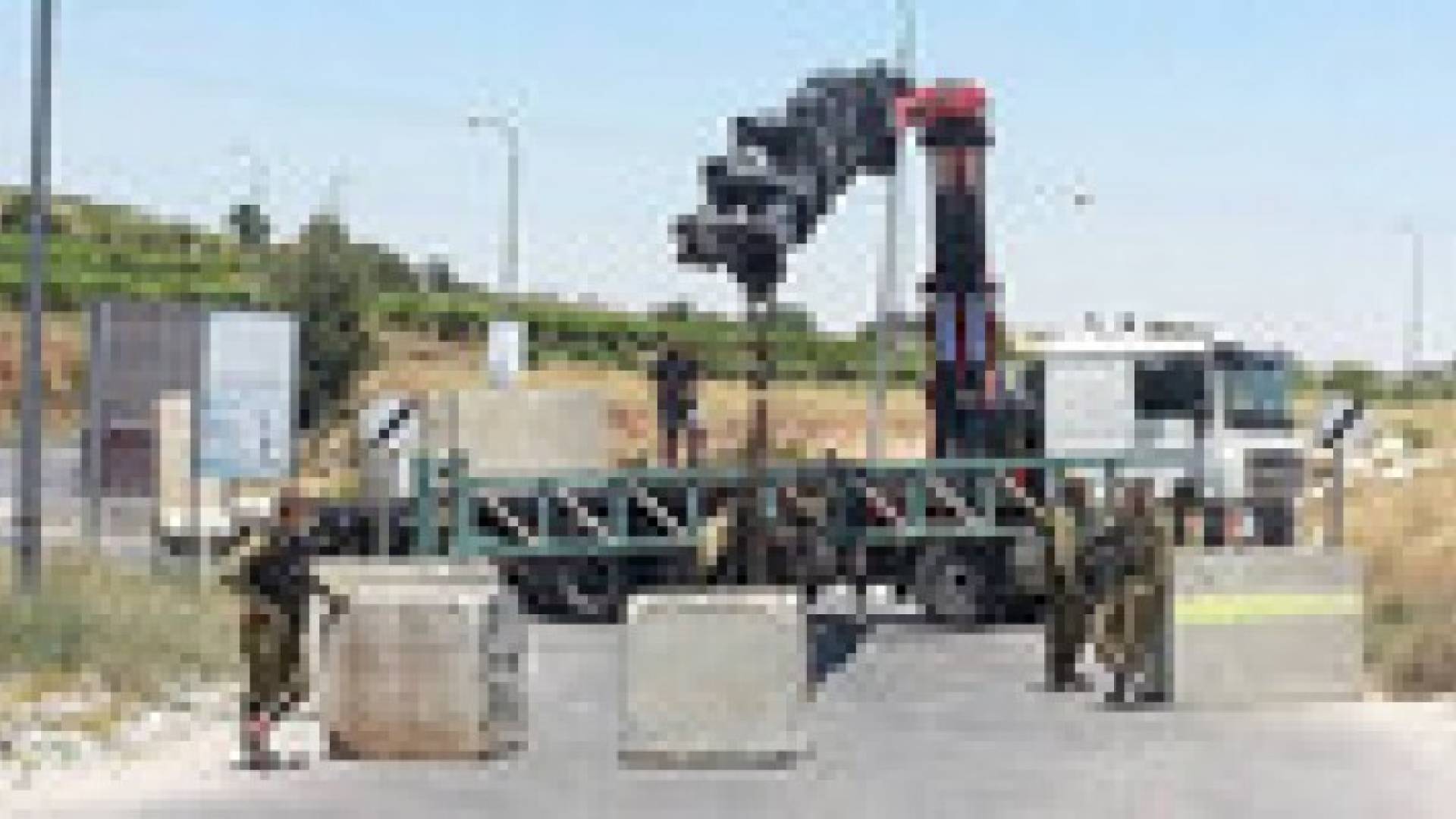 الاحتلال يداهم بلدات وينصب حواجز عسكرية في محافظة الخليل