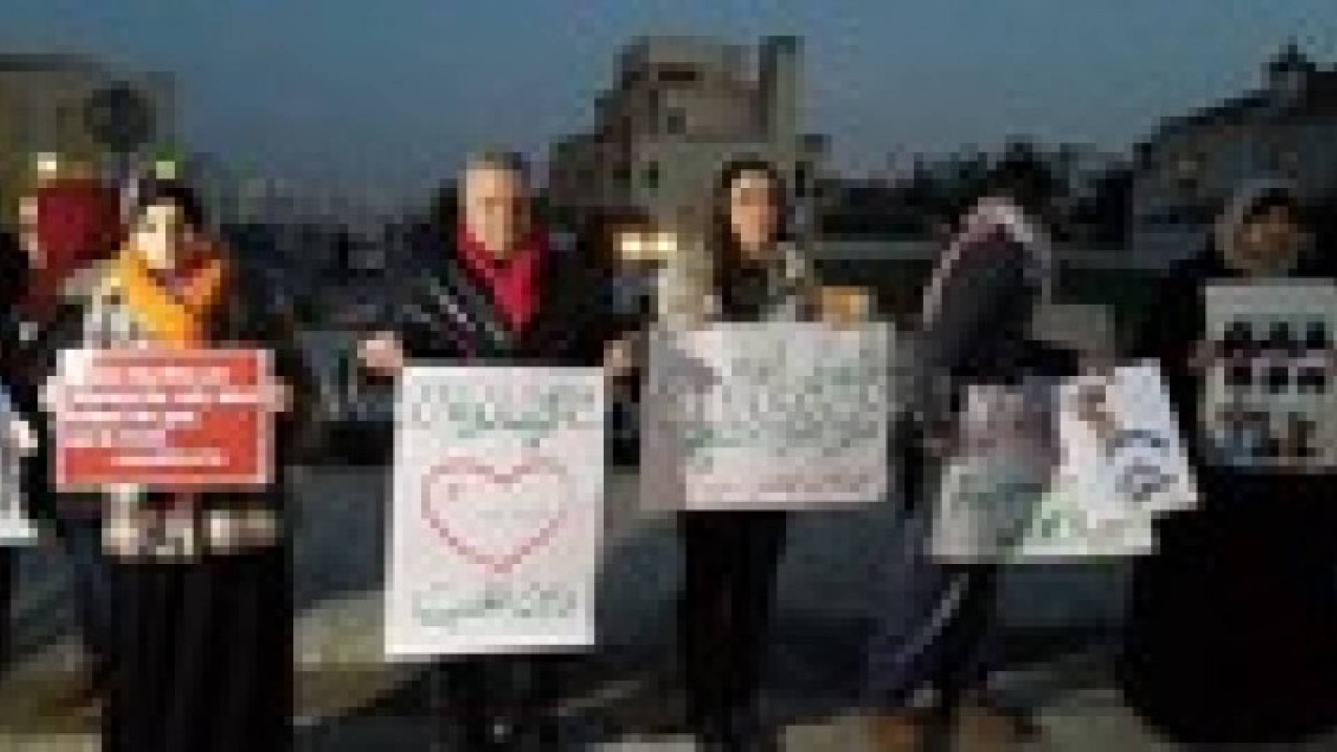 شموع أمام السفارة الامريكية تضامنا مع ضحايا مجزرة "تشابل هيل" .. صور