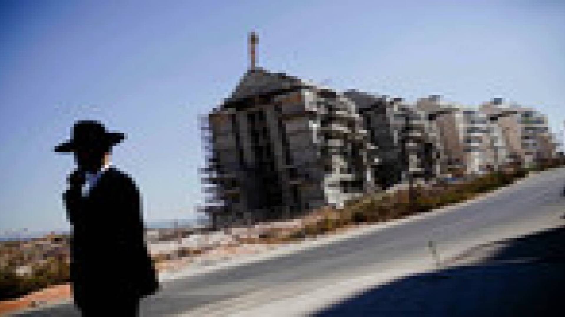 مستوطنون يمنعون هدم مبان أقاموها بدون تصاريح بالضفة الغربية