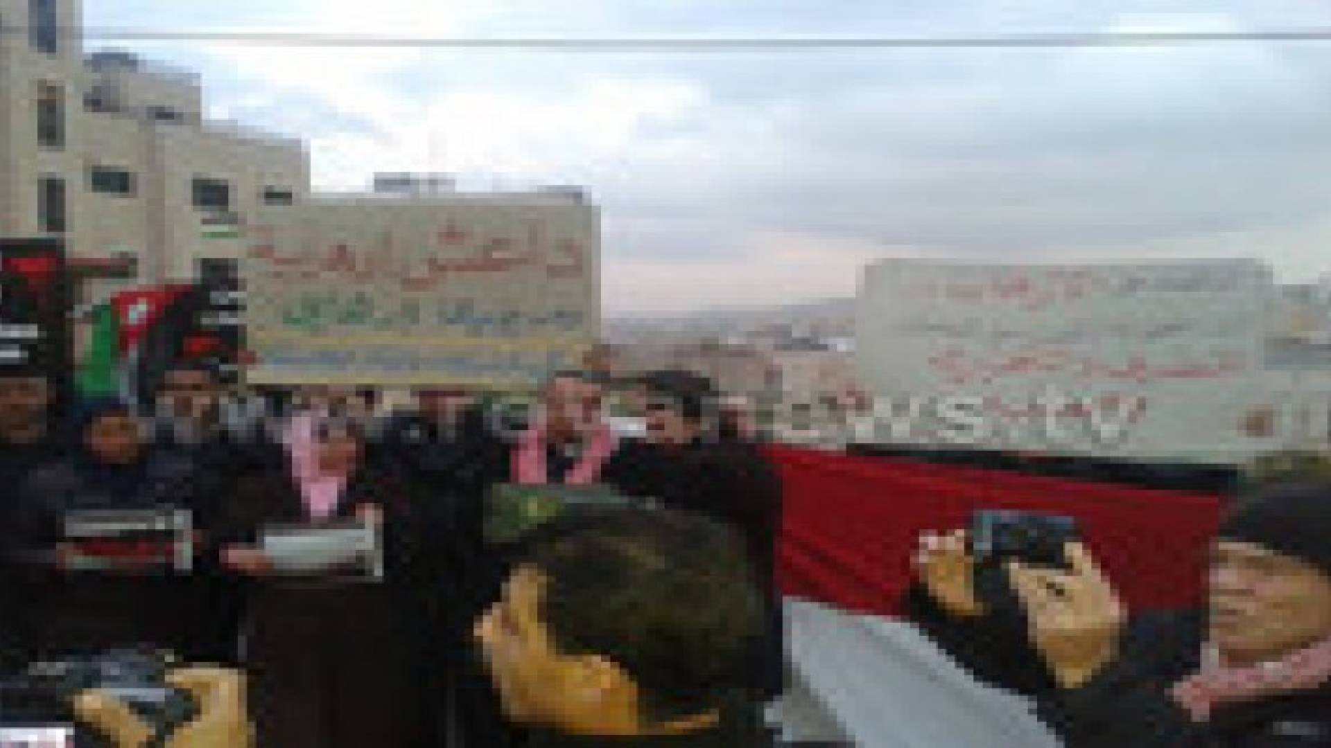 شموع أمام السفارة المصرية تضامنا مع ضحايا "المصريين في ليبيا".. صور
