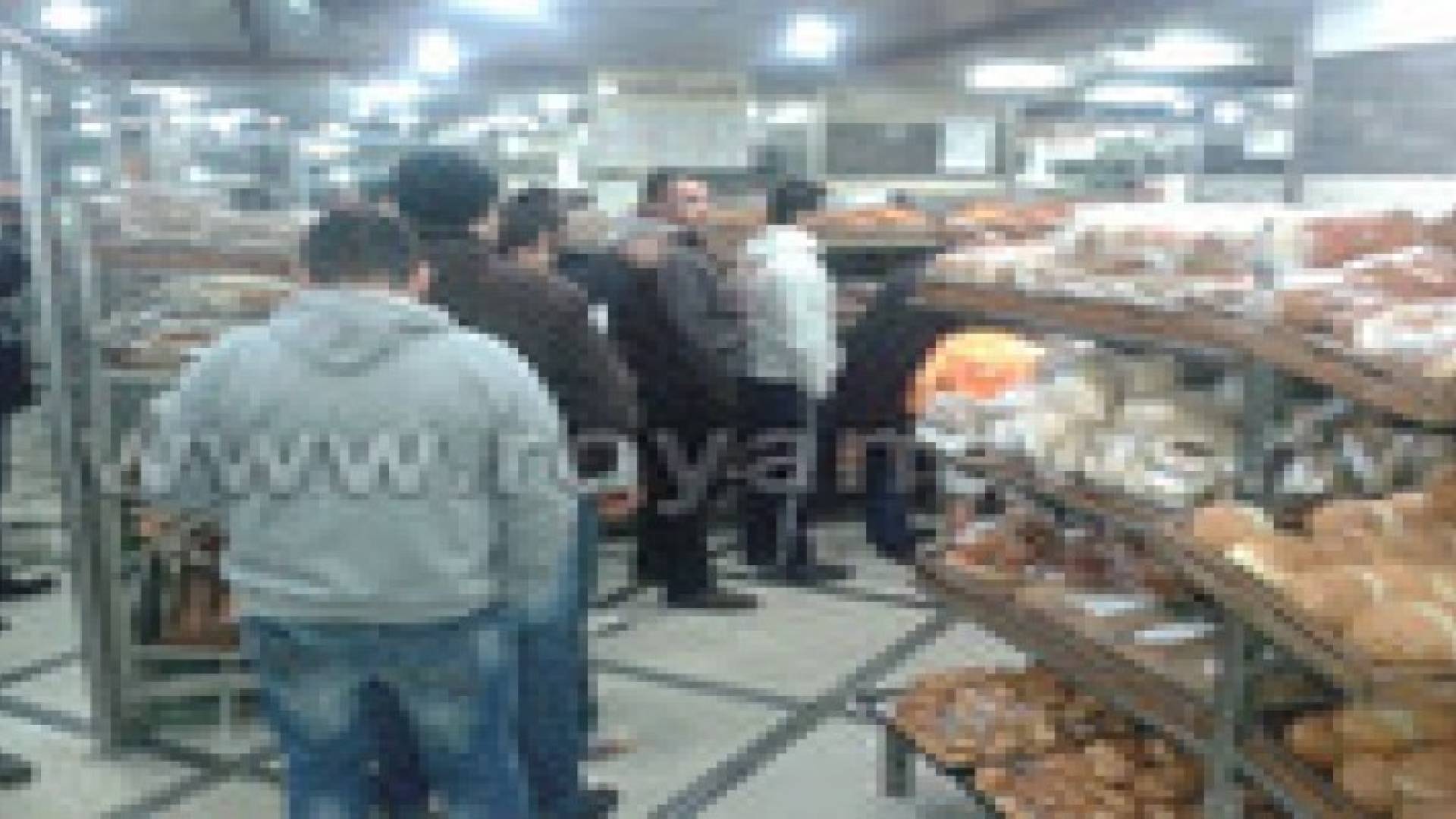 أزمة على مخابز عمان استعدادا لـ " جنى " .. صور