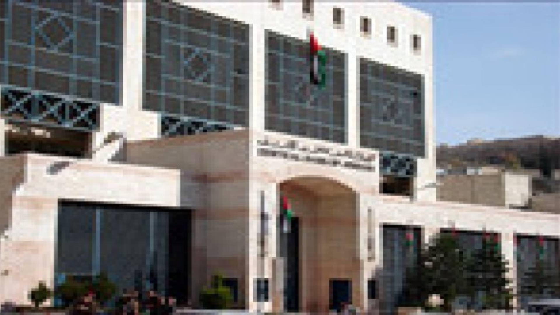 دوام البنوك من الساعة الثامنة إلى 12 ظهرا ليوم غد الخميس