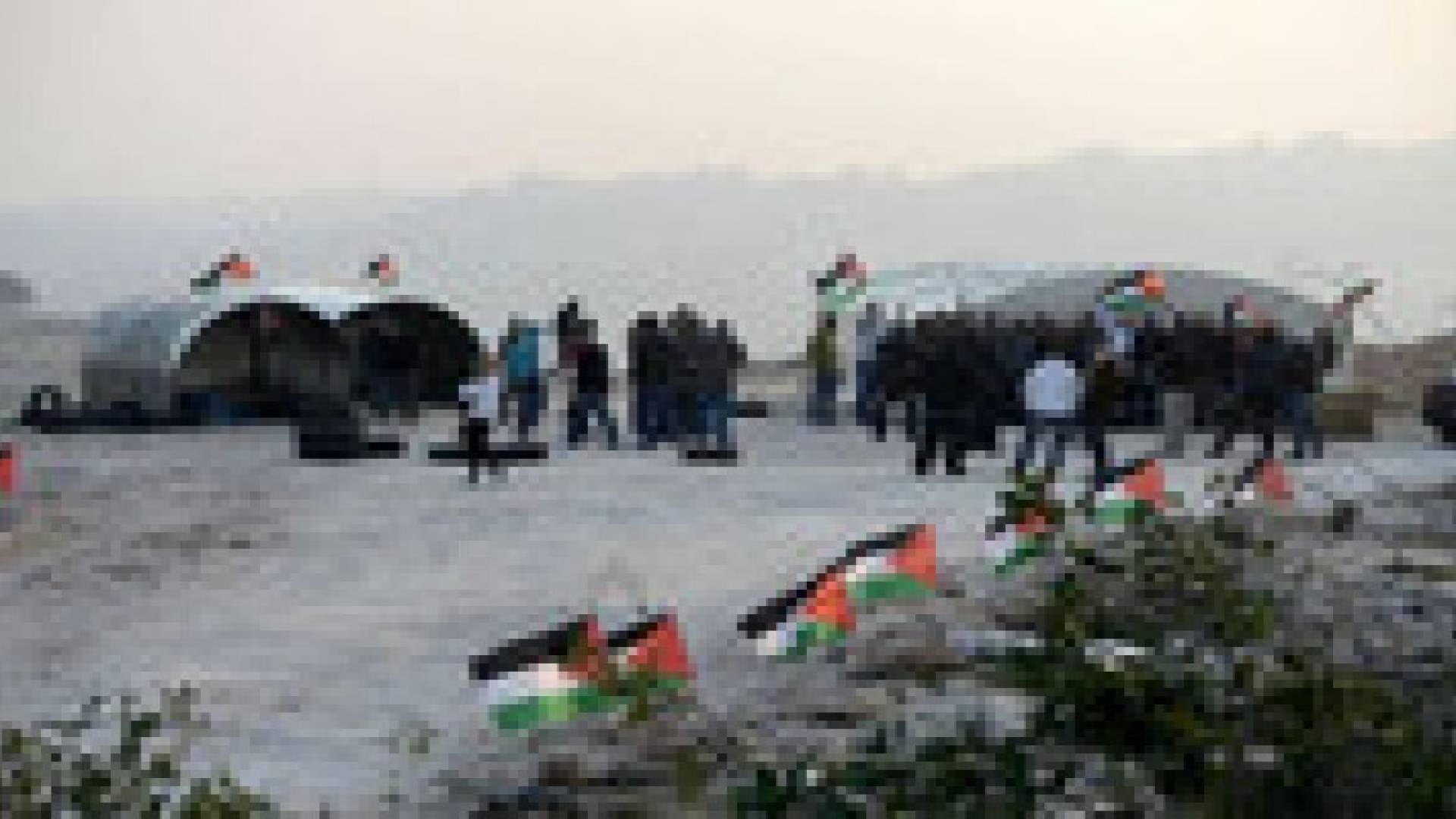 نشطاء يبنون قرية "بوابة القدس" للمرة التاسعة