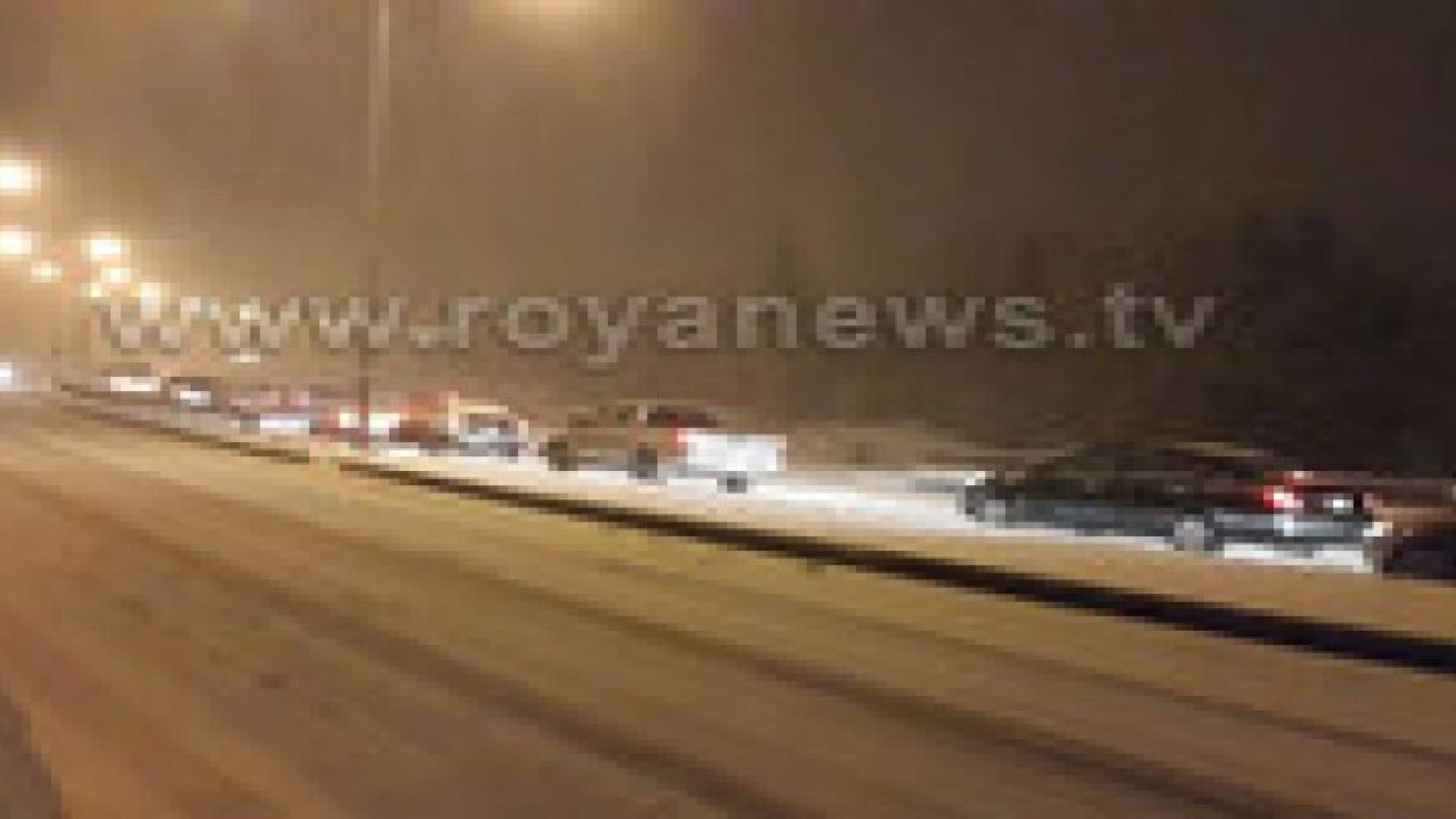 مركبات عالقة على طريق المطار بإتجاه عمان ..  فيديو وصور