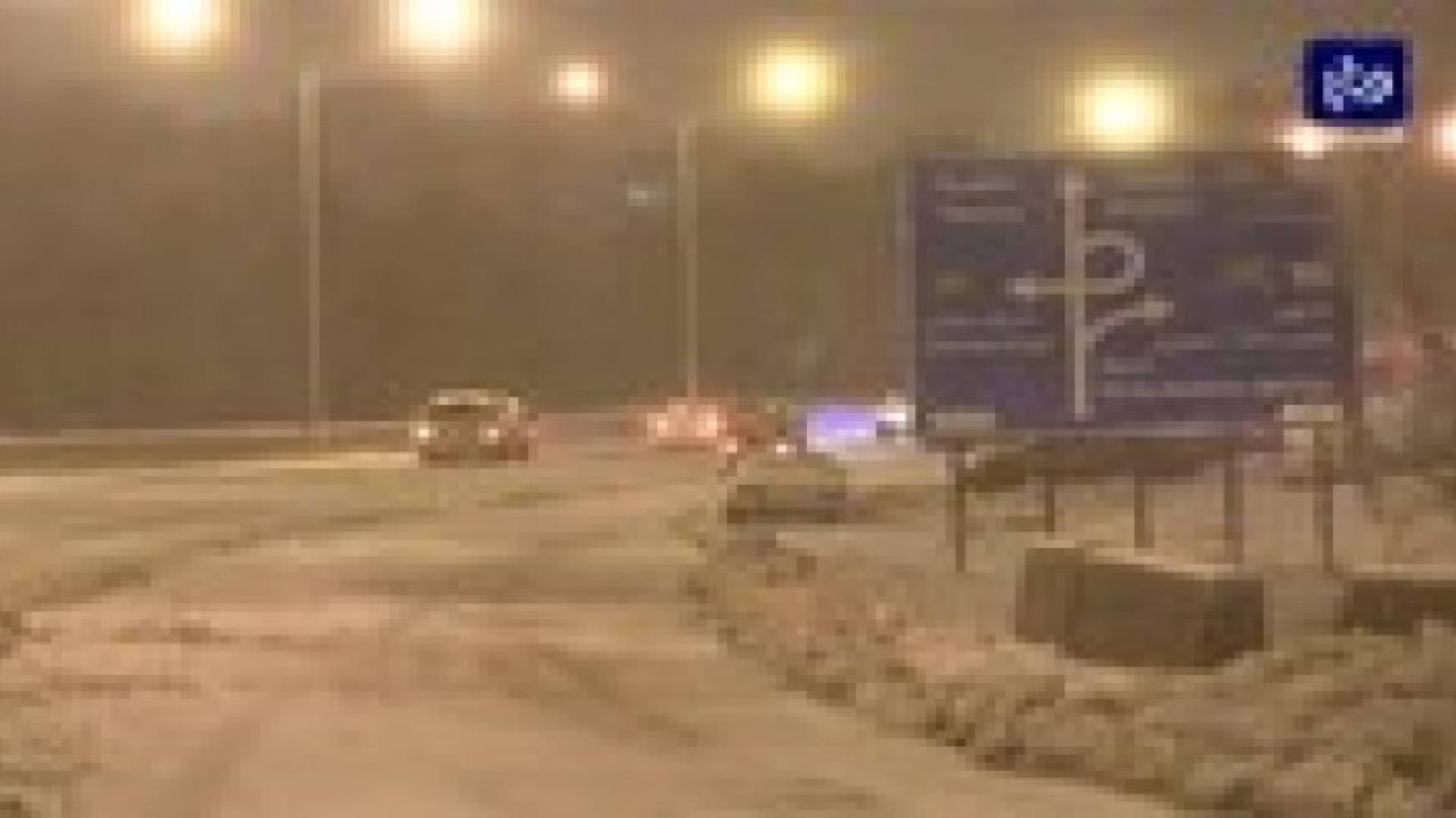 فجر الجمعة: سيارات عالقة على طريق المطار بسبب ثلوج " جنى ".. فيديو