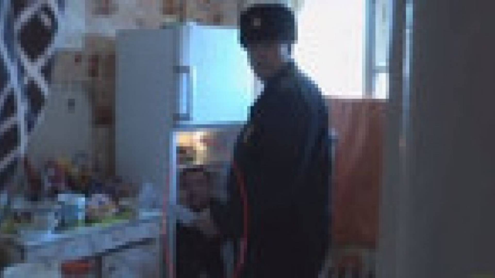 بالفيديو.. القبض على متهم داخل ثلاجة والدته