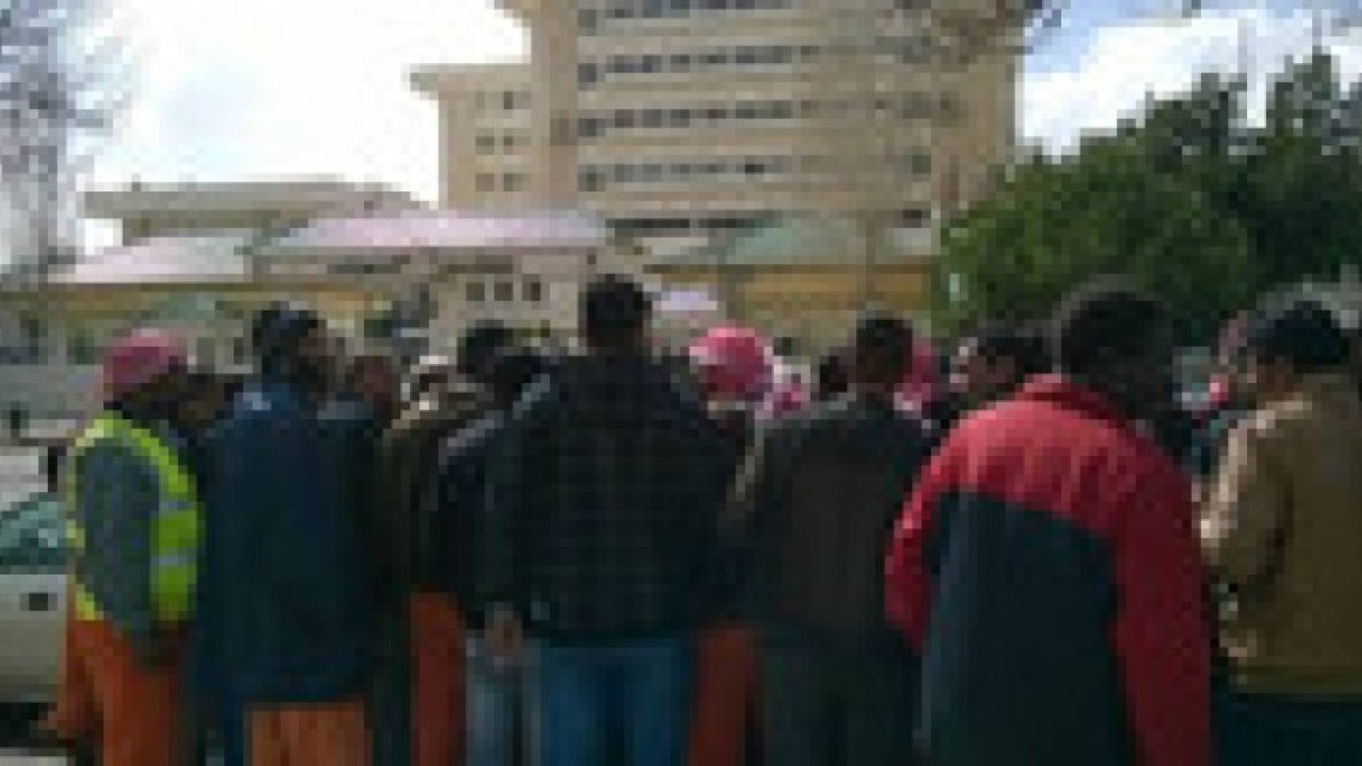 اعتصام لموظفي الأمانة امام مجلس النواب