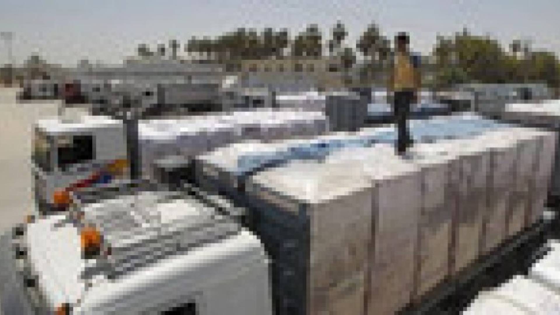 600 شاحنة تدخل قطاع غزة وتوزيع مواد بناء لمتضرري العدوان