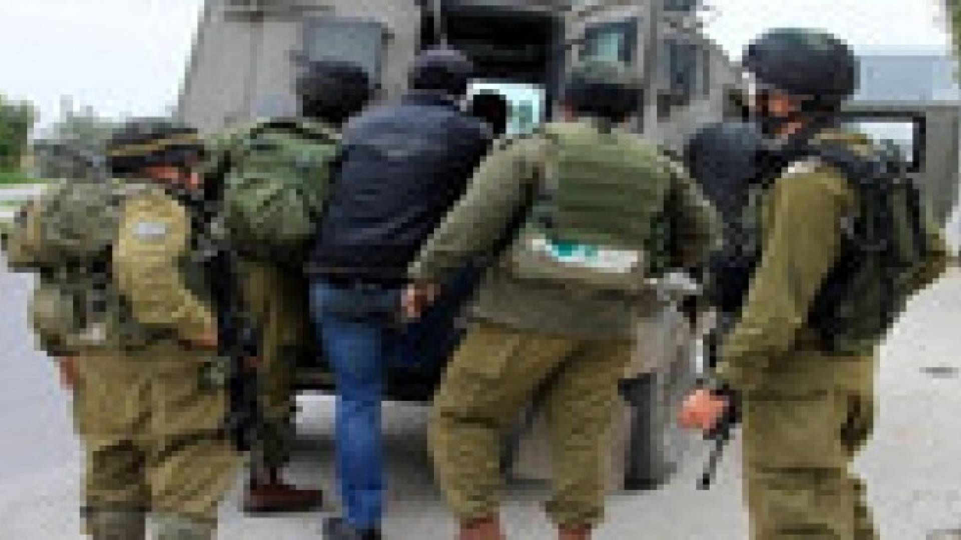 اعتقال تسعة شبان واستدعاء آخر بالضفة