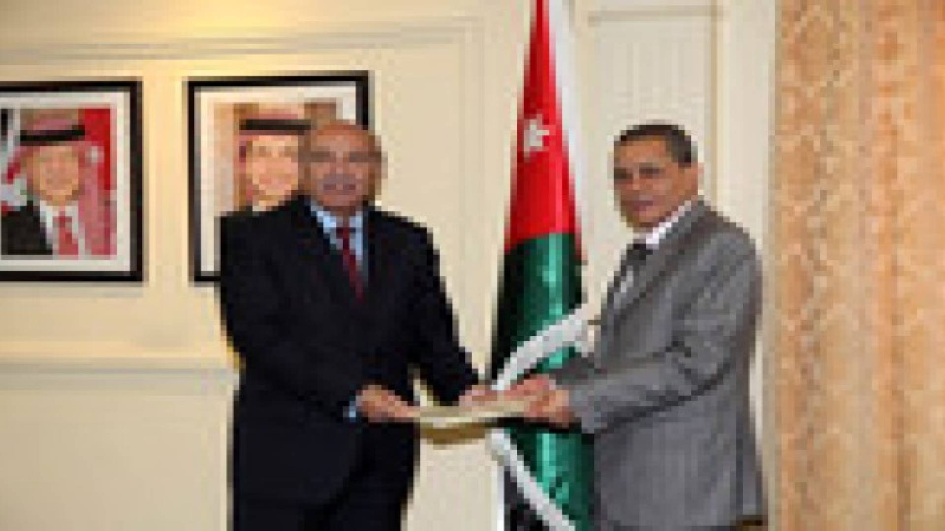 الخارجية تتسلم نسخة من اوراق اعتماد السفير الجزائري