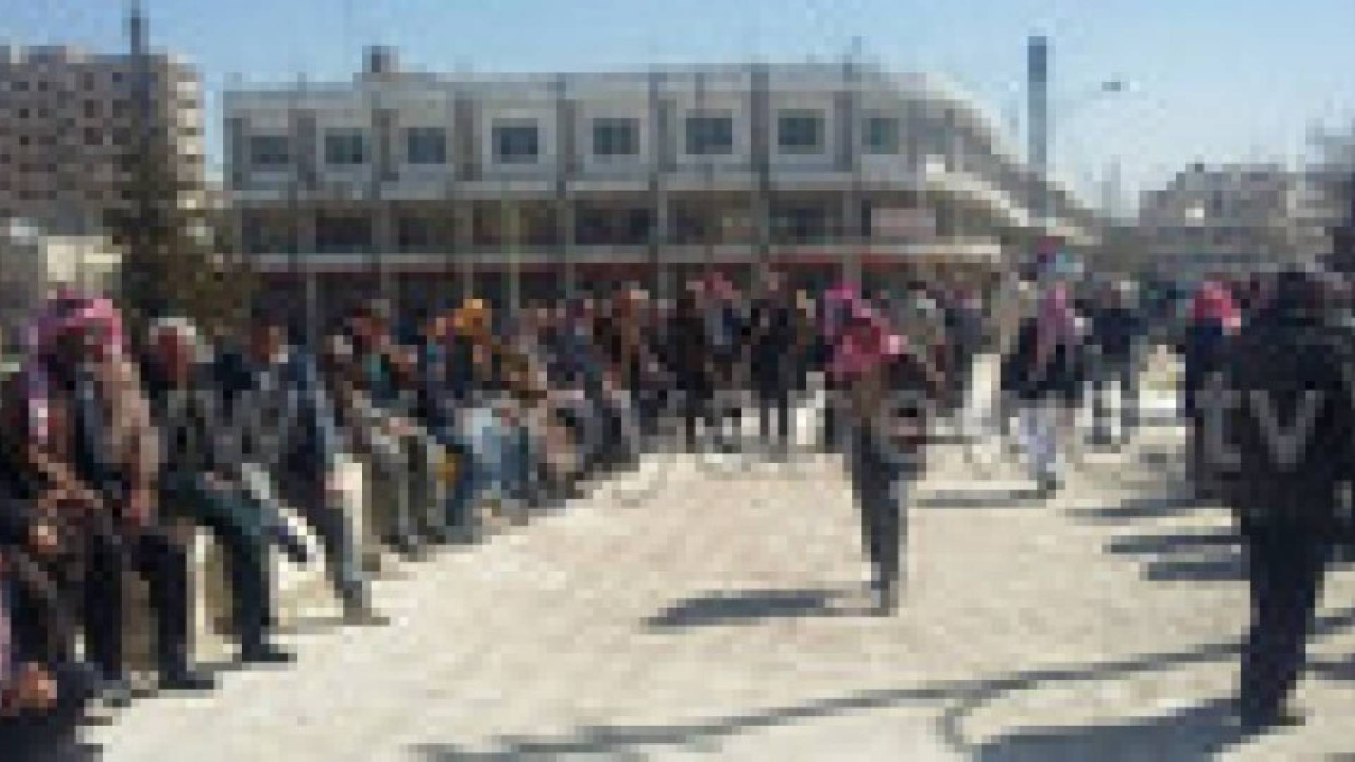 معتصمون يحاولون إقتحام مجلس النواب .. صور