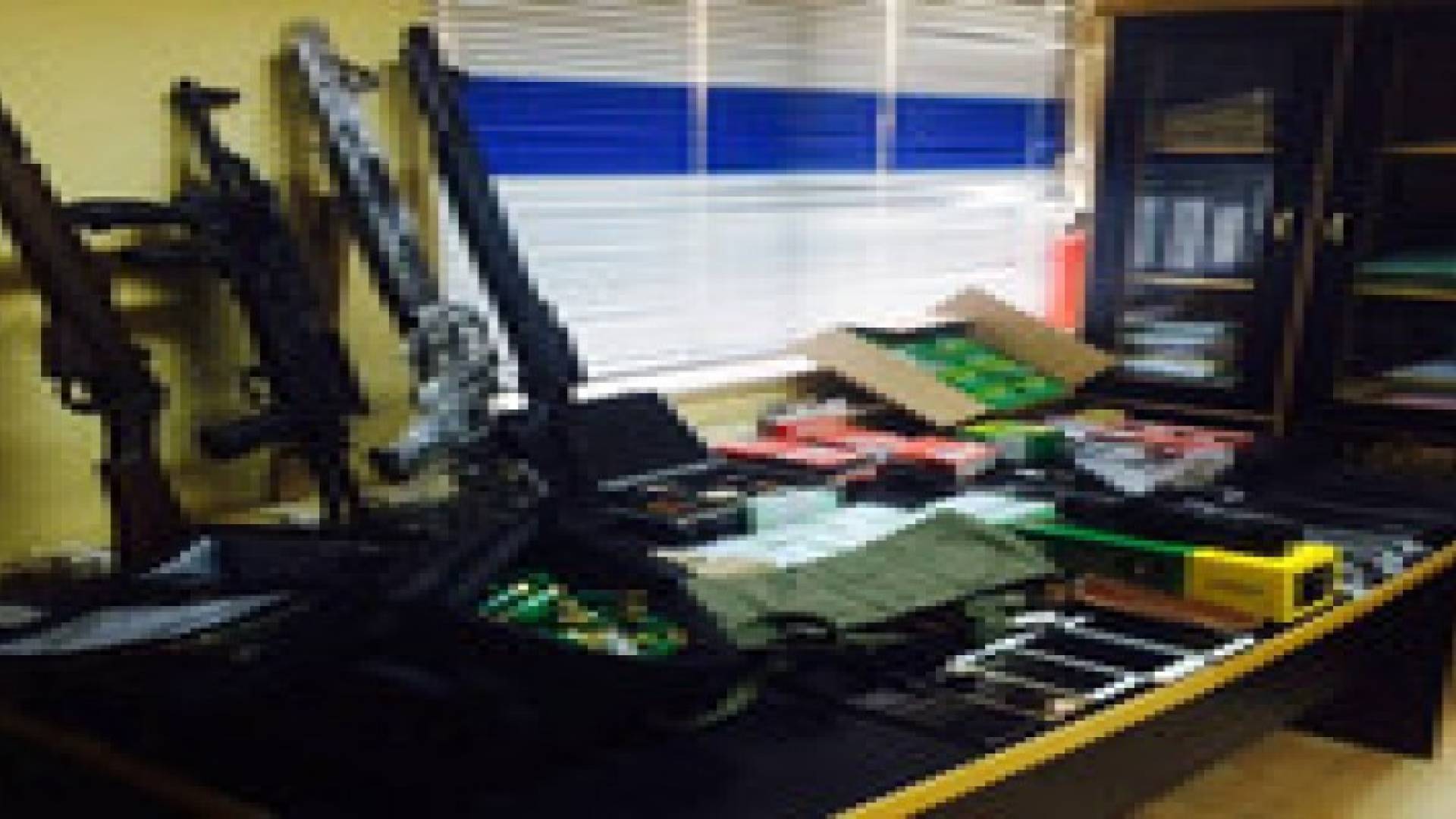 الامن يضبط اسلحة ومخدرات و 75 الف دولار مزورة.. صور