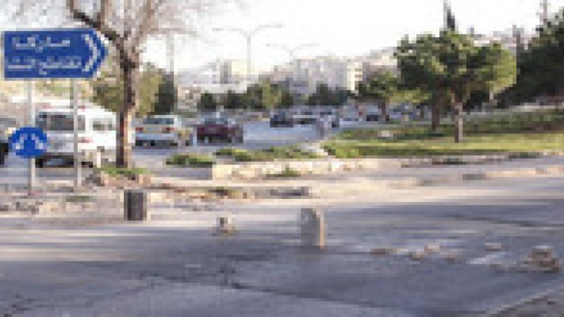 السير يستخدم الحجارة لإغلاق جسر الظاهر بيبرس