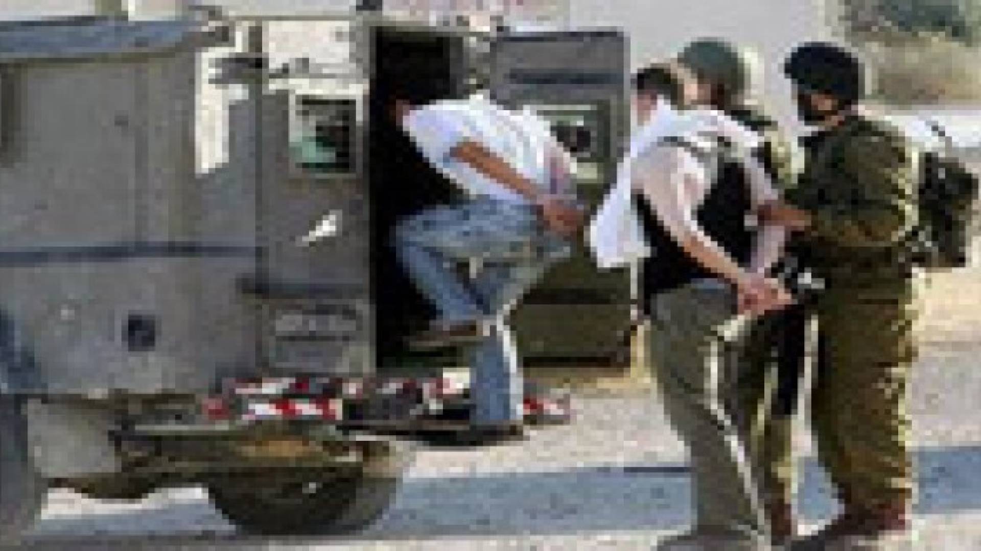 الاحتلال يعتقل 14 فلسطينيا بالضفة الغربية