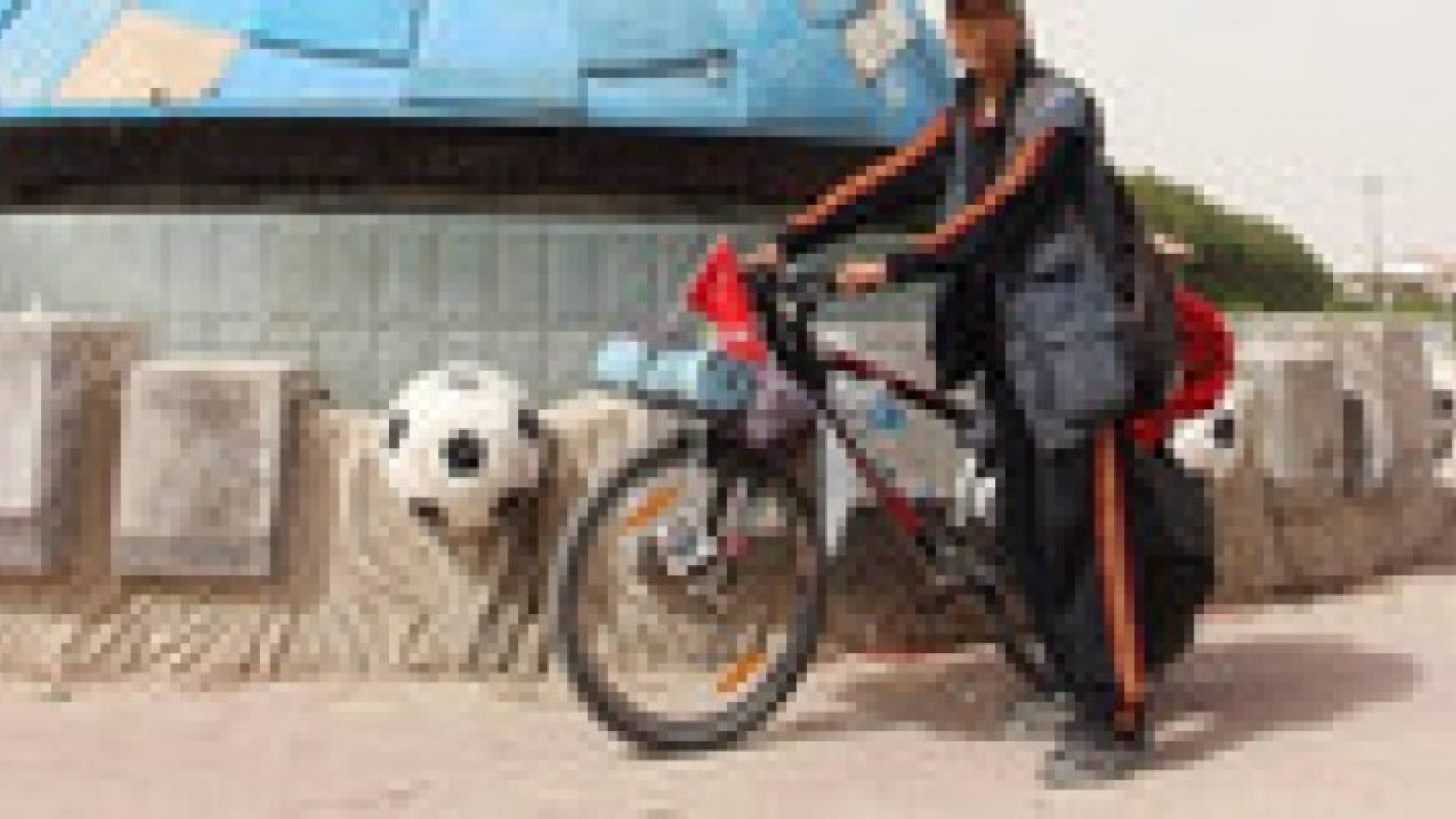 بعد 18 عاما من انطلاقه.. صيني يحط في العراق برحلته حول العالم على دراجته