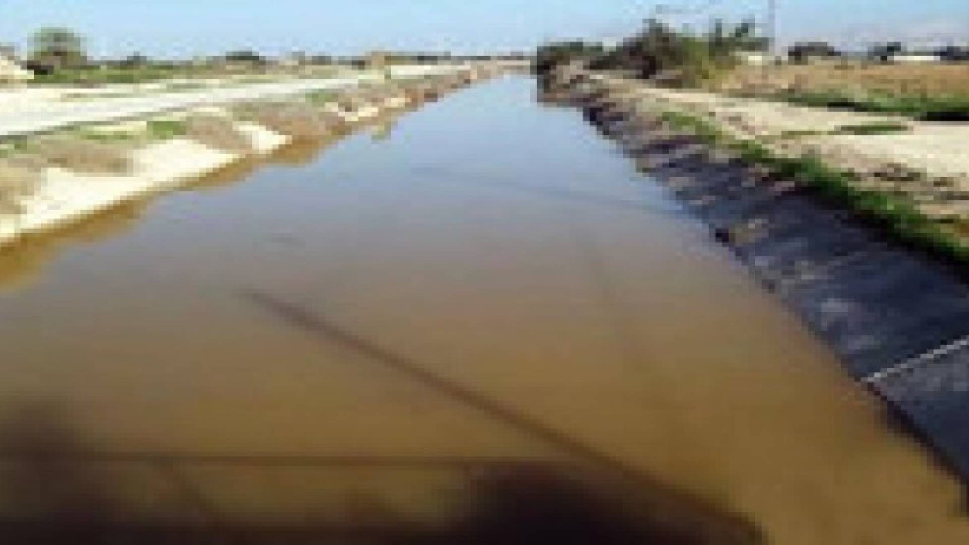 حواجز اسمنتية على منافذ قناة الملك عبدالله مع الطرق الزراعية