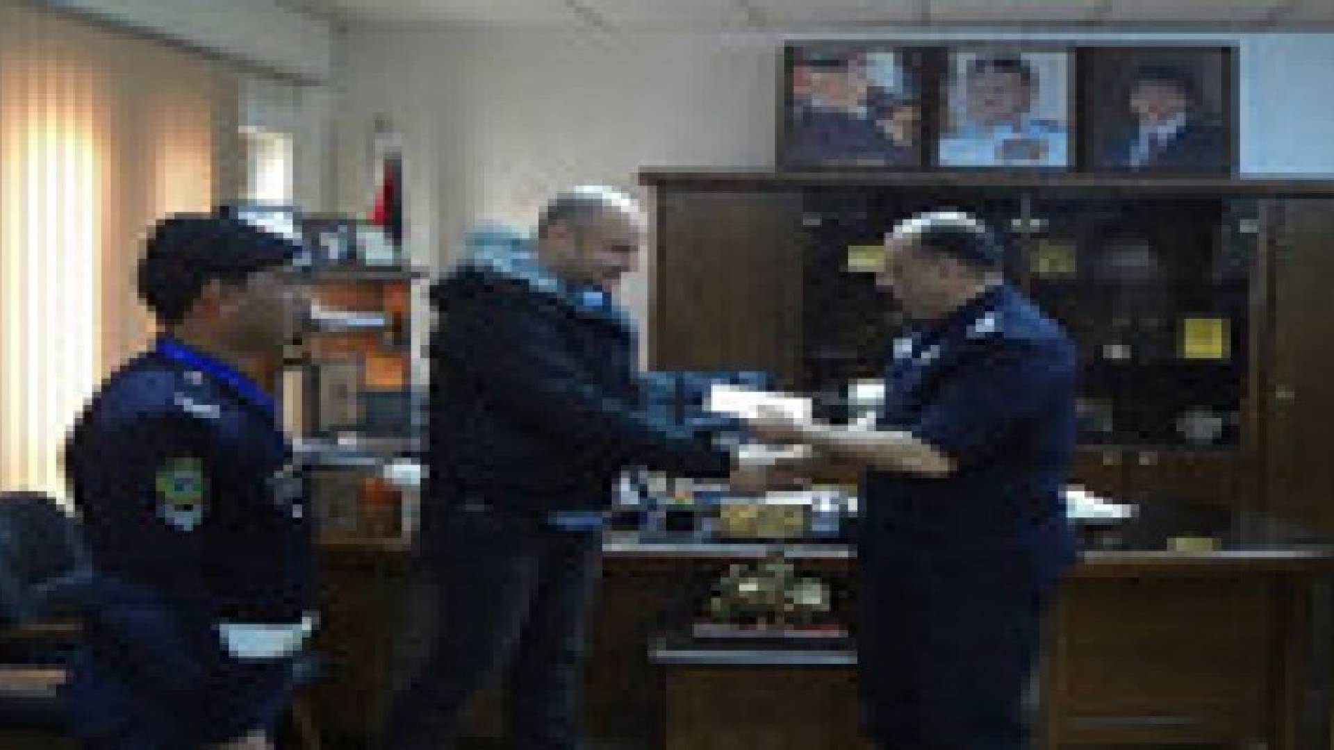 شرطيان يعيدان مبلغ 4285 دولارا فقدها مواطن في منطقة دوار عبدون