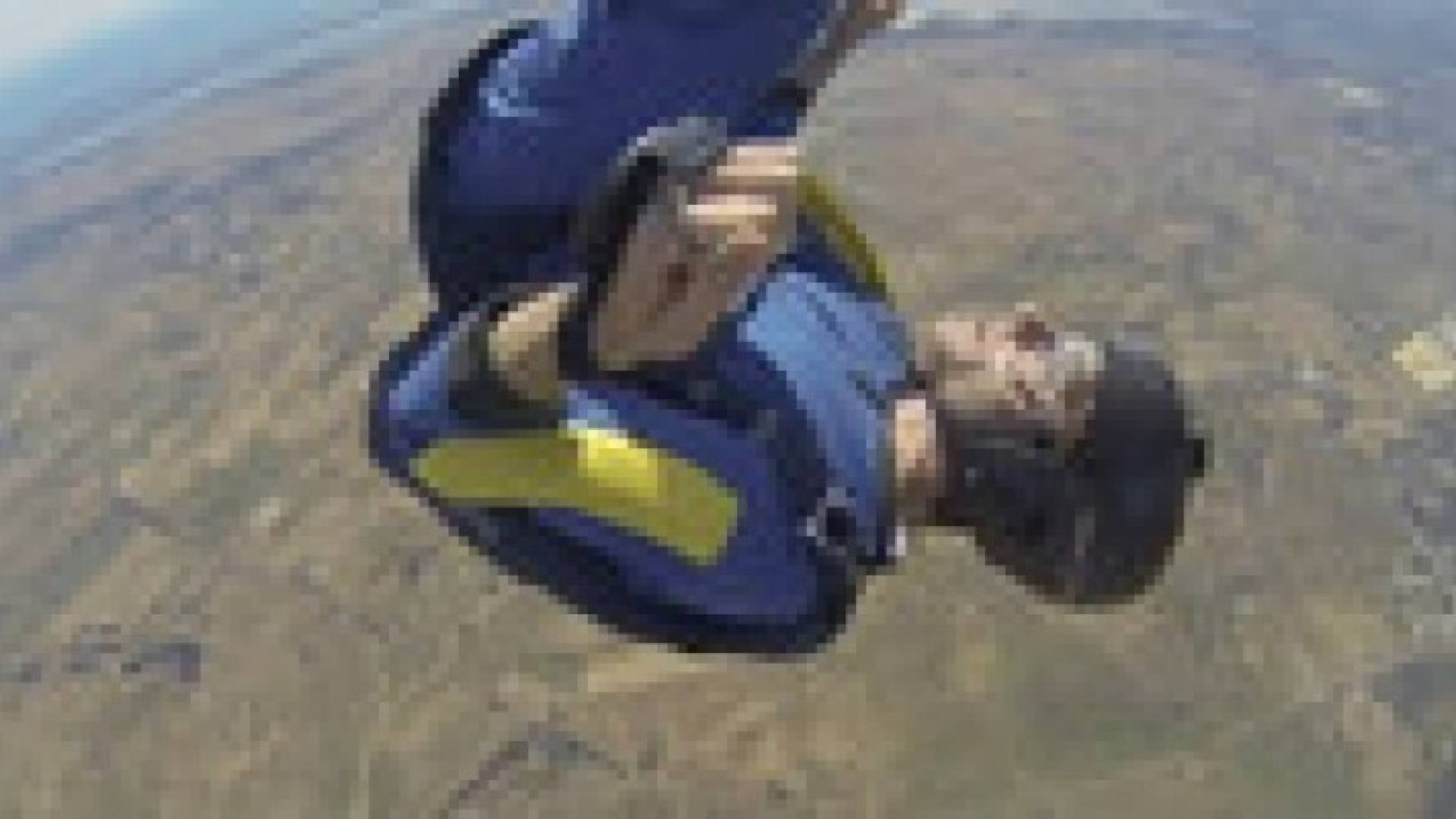 بالفيديو.. مغامر يفقد وعيه أثناء هبوطه بباراشوت مغلق من ارتفاع 9 آلاف قدم