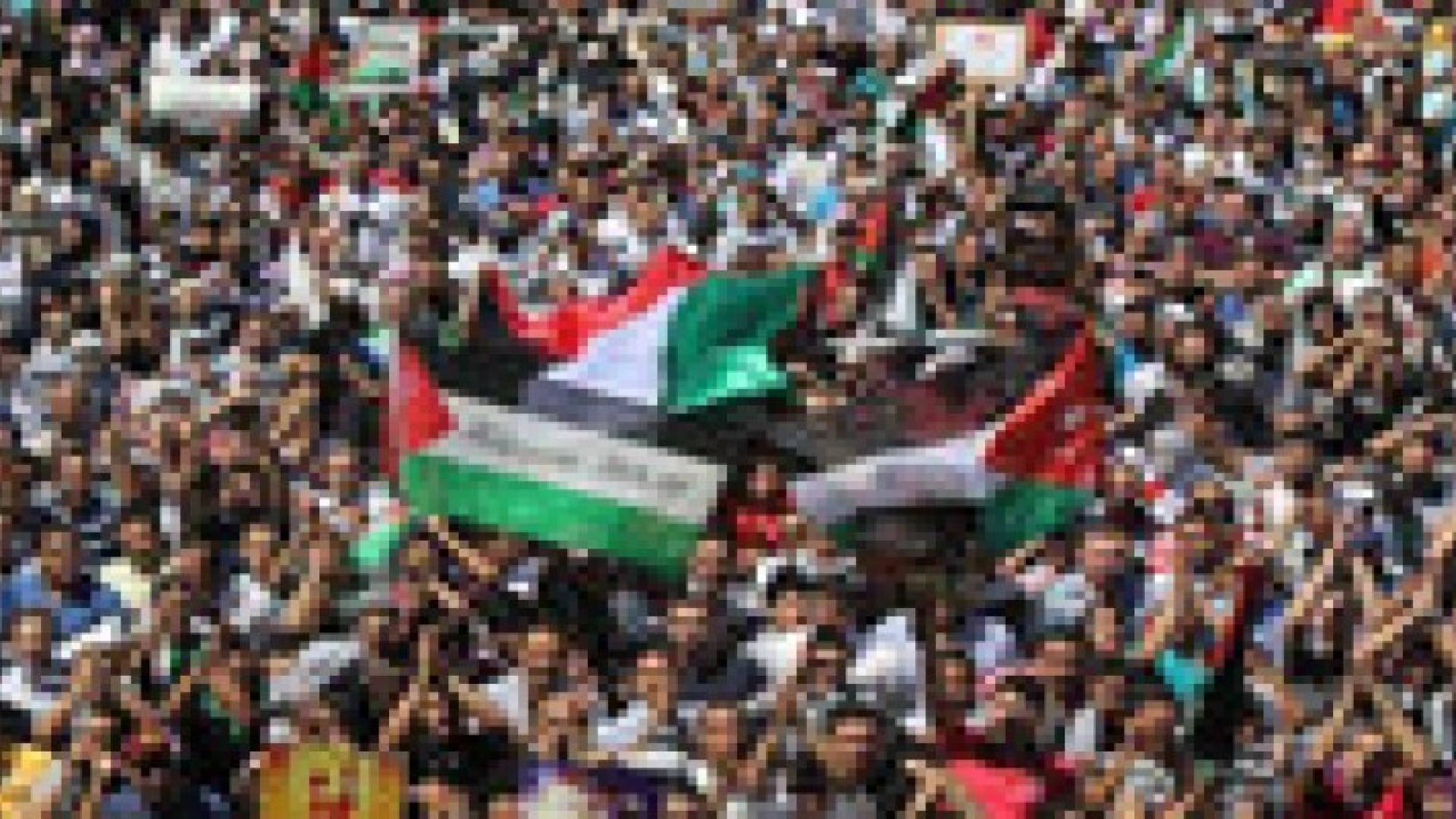 فلسطينيون يتظاهرون بغزة للإسراع في اعادة اعمارها