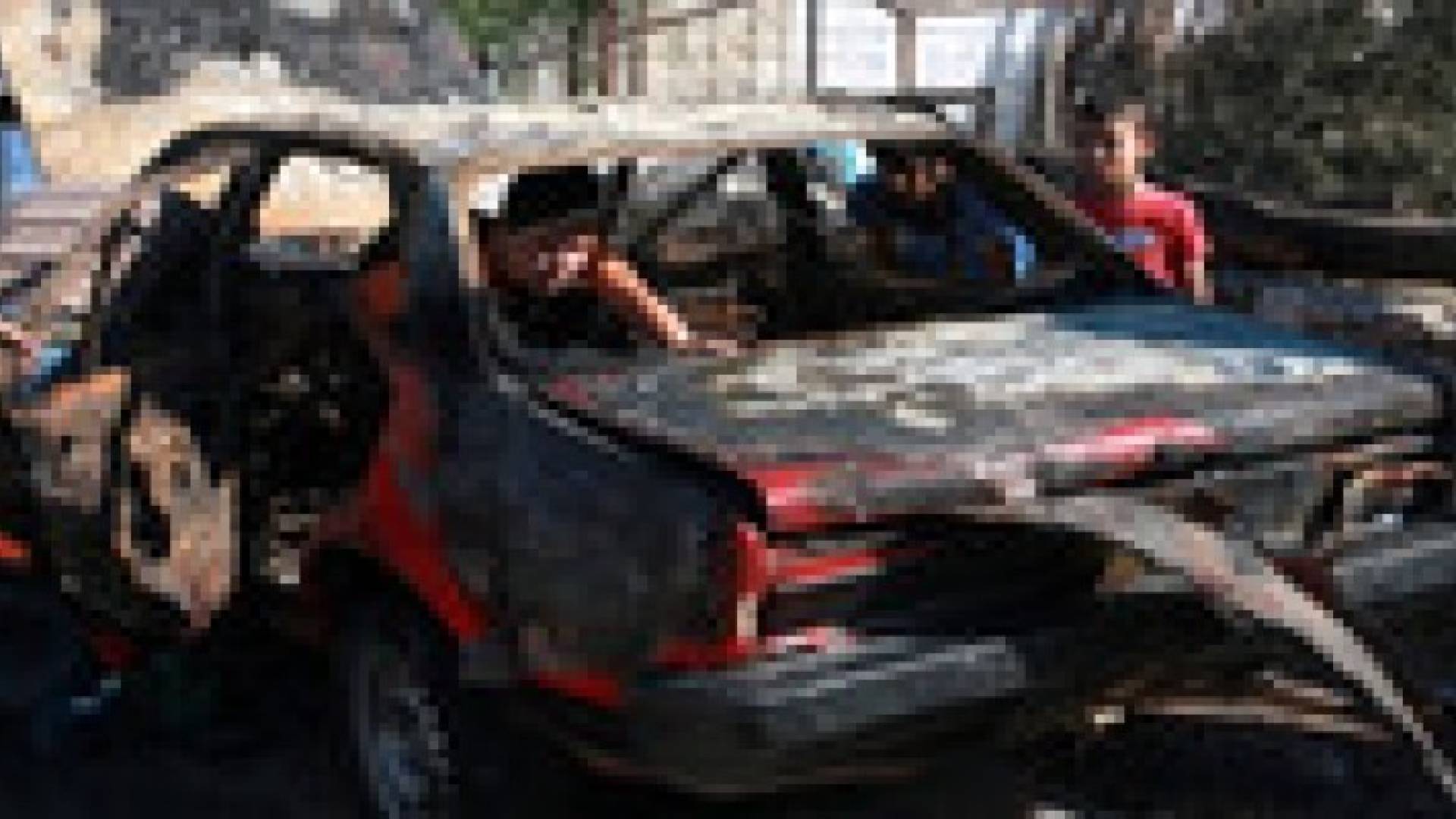 مستوطنون يحرقون مركبتين وسط الضفة