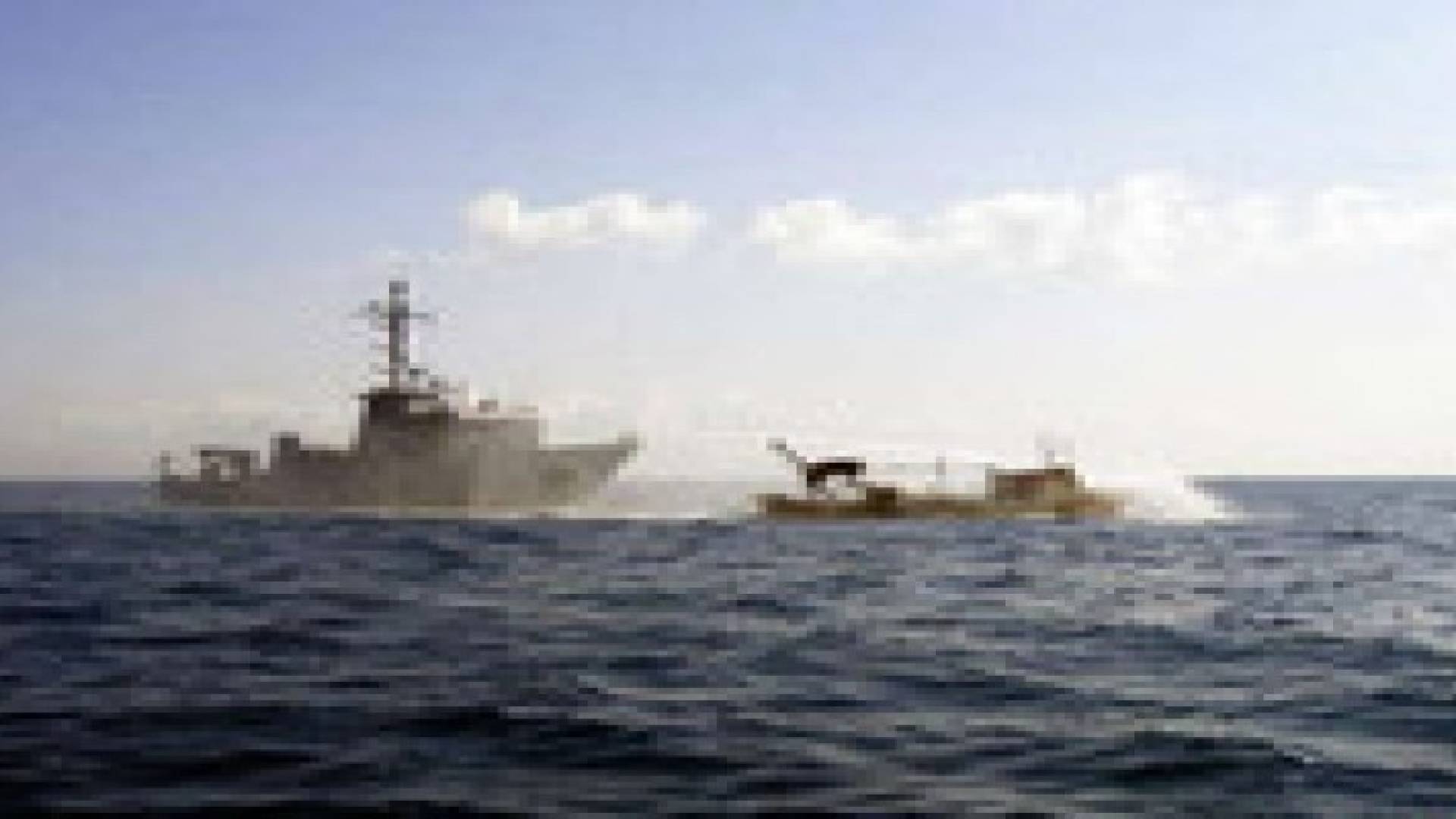 إصابة صياد فلسطيني واعتقال 2 أخرين ومصادرة قاربهم ببحر غزة