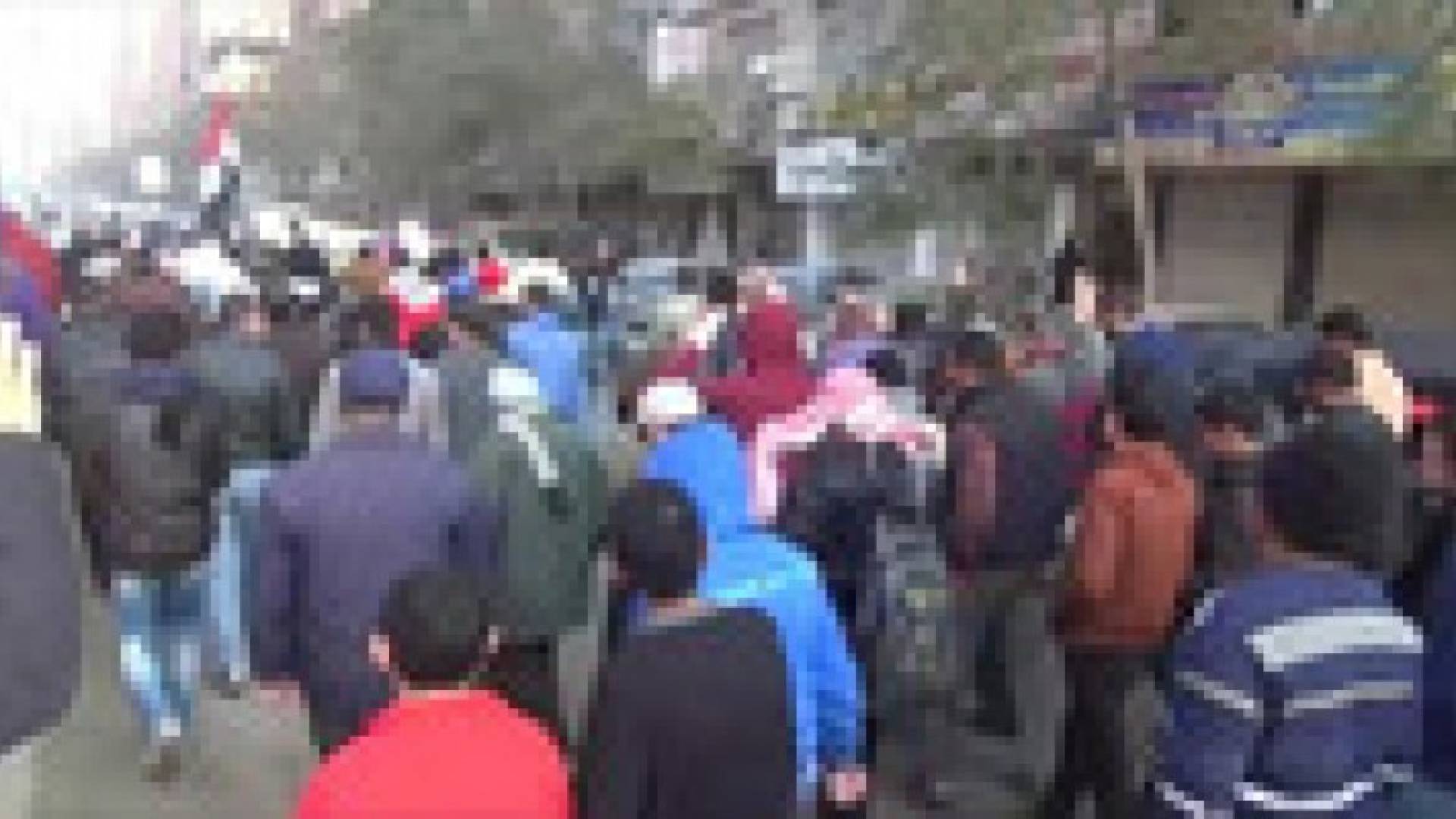 جرحى برصاص الحوثيين خلال تفريق تظاهرة رافضة لهم وسط اليمن