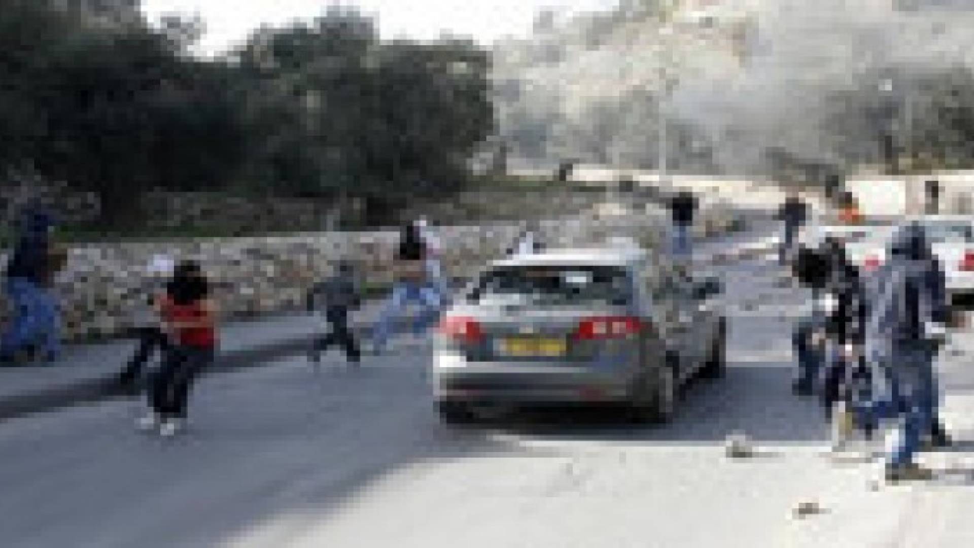 شبان فلسطينيون يرشقون مستوطنة في القدس بالحجارة