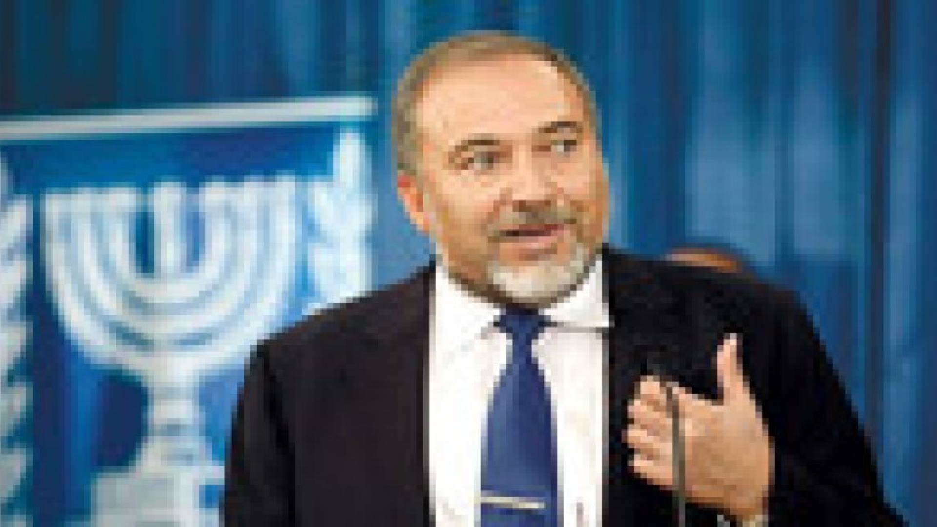 ليبرمان يتوعد بقطع رؤوس الفلسطينيين " بالفأس "