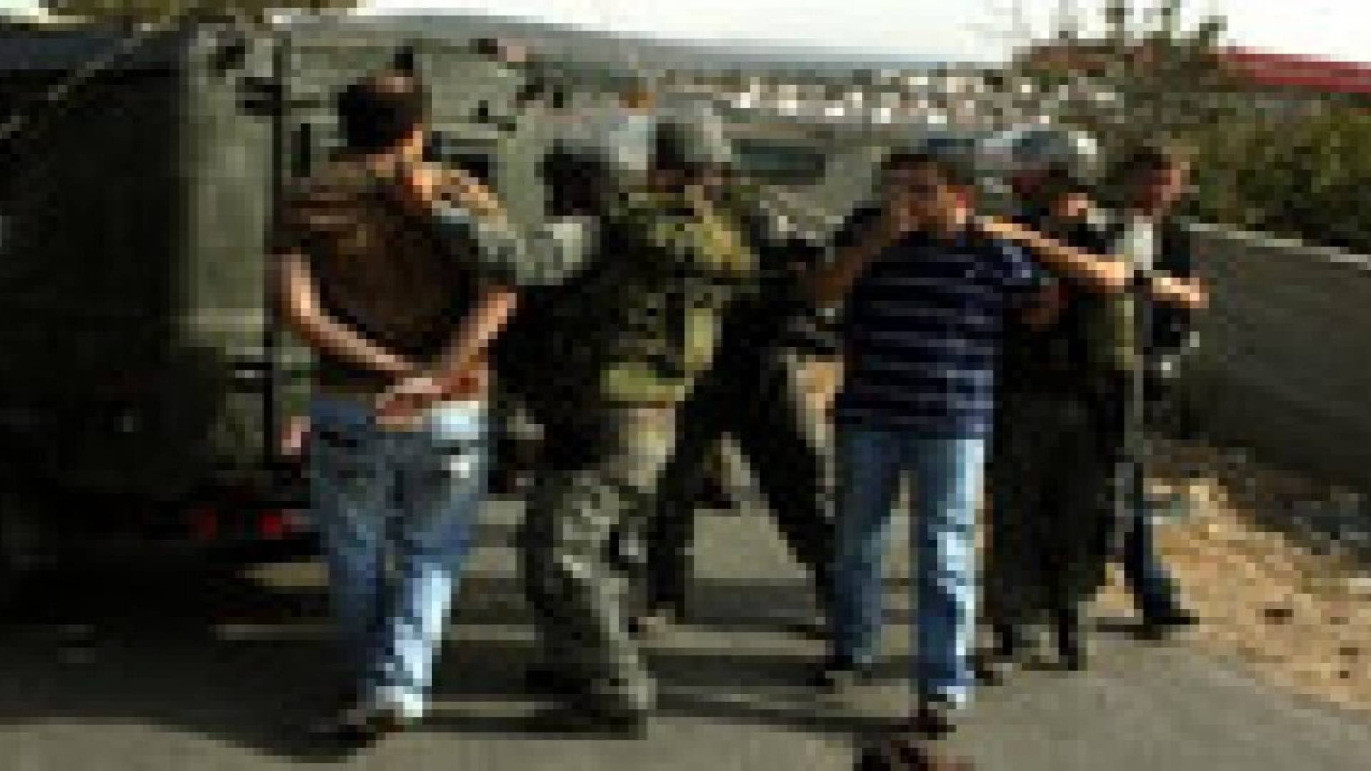 الاحتلال يعتقل ثلاثة مواطنين من الخليل