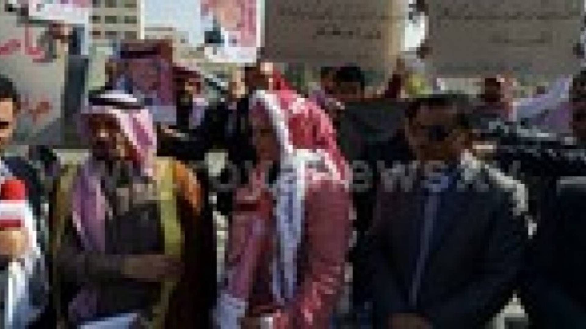 محتجون أمام النواب على تغريدات طارق خوري.. تفاصيل