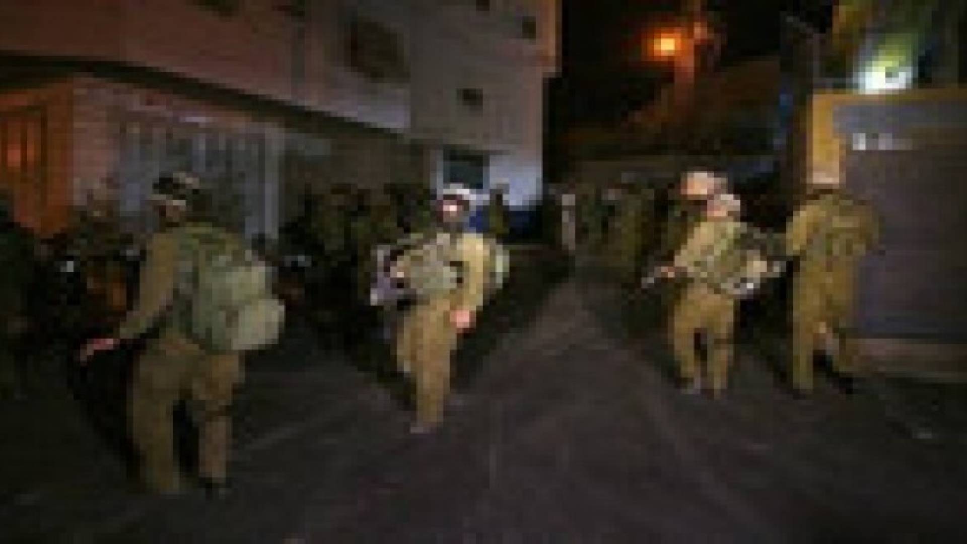 الاحتلال يقتحم بلعين ويفتش عددا من المنازل