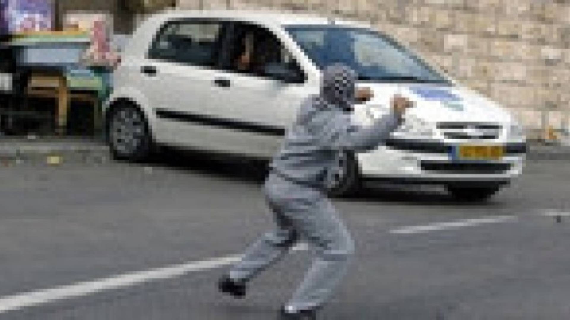 إصابة مستوطن واعتقال فتى فلسطيني بعد رشق حافلة بالحجارة بالقدس المحتلة