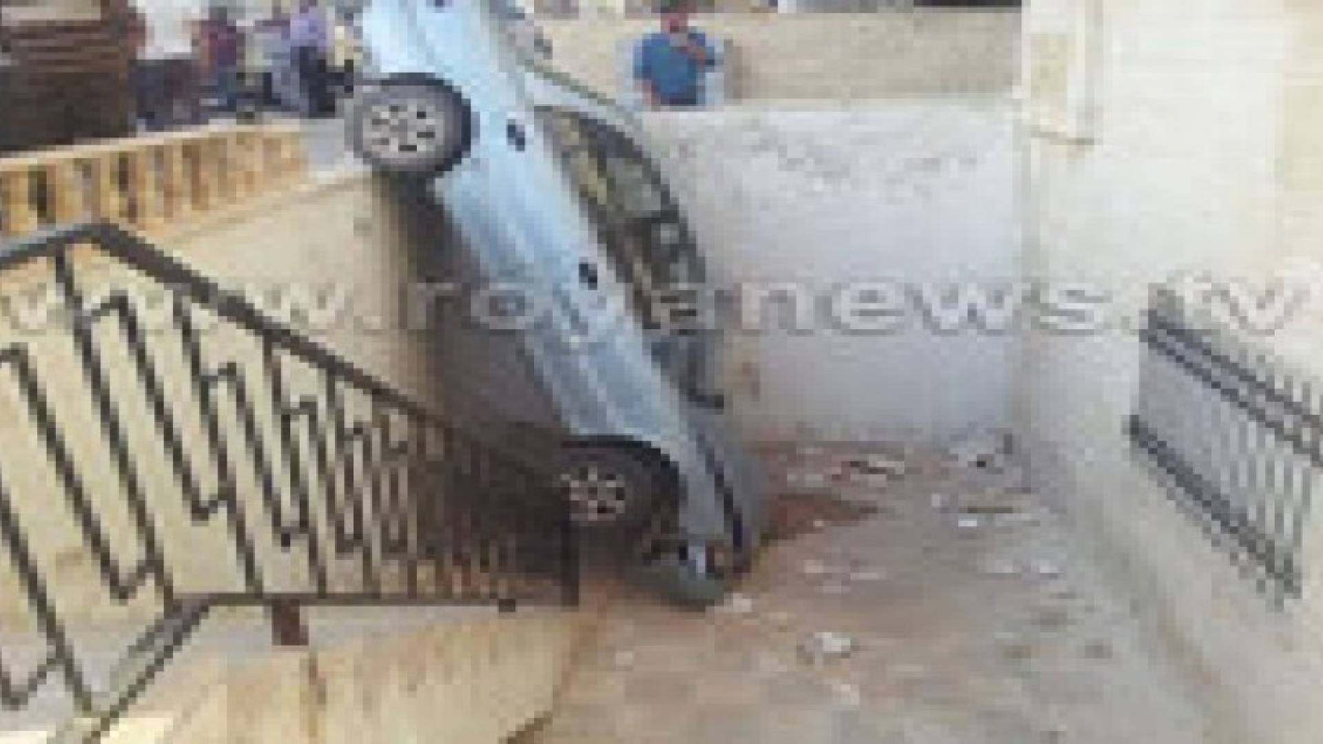 سقوط مركبة امام طابق أرضي لعمارة بعمان