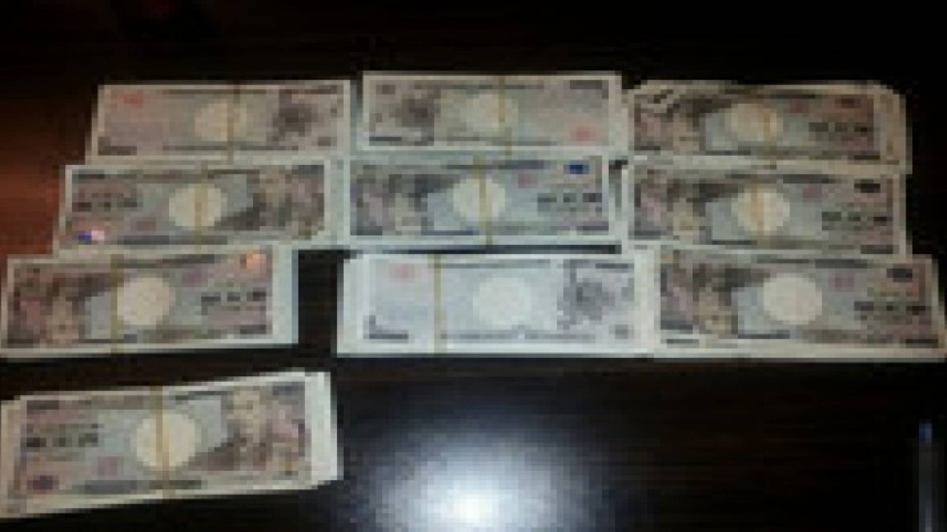 أحد افراد الجيش يعثر على 9 ملايين ين ياباني على طائرة للملكية.. صور