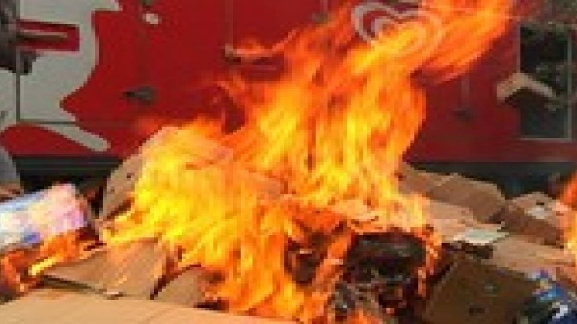 ناشطون يحرقون منتجات اسرائيلية في نابلس
