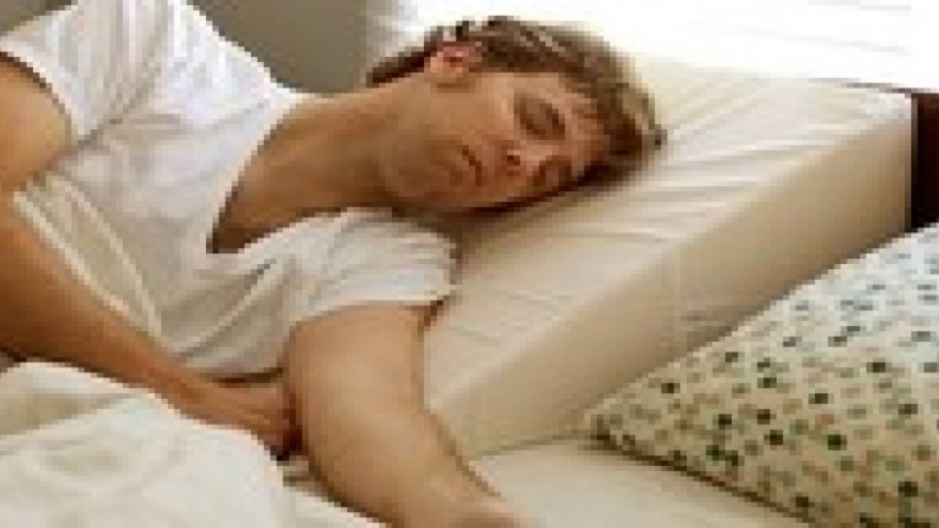 الاستلقاء على الجانب الأيسر عند النوم يحد من آلام فم المعدة