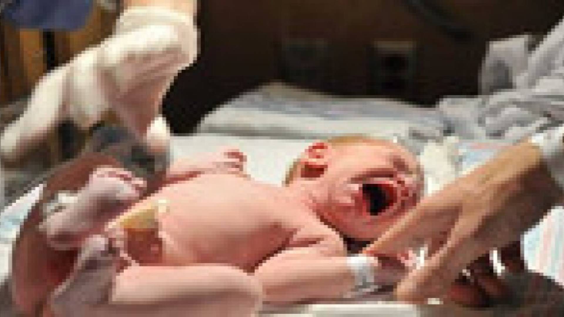 إجراء عملية ولادة لسيدة داخل سيارة إسعاف الدفاع المدني