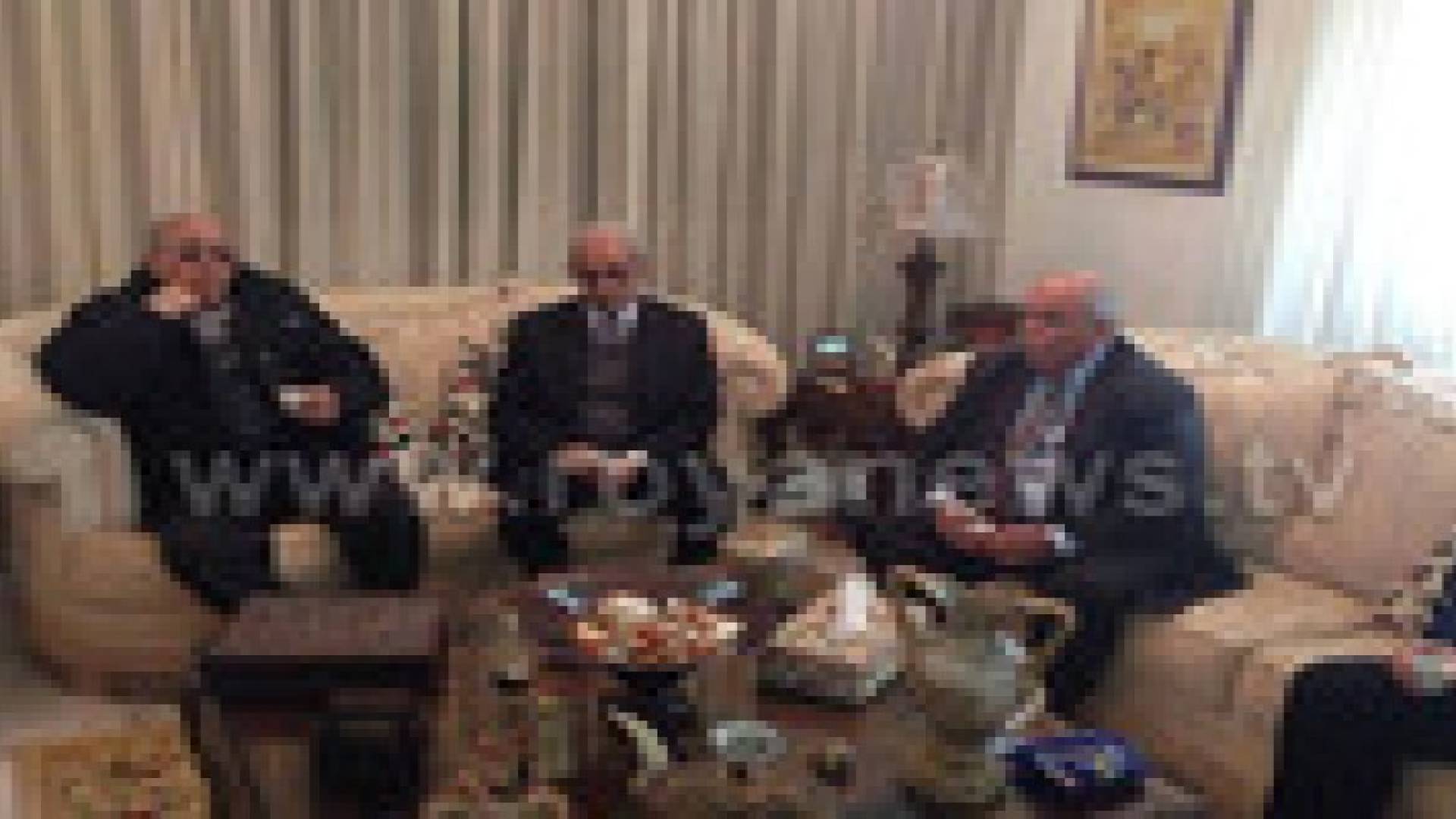 وفد من بيت ساحور يقدم قلادة لذوي الشهيد الكساسبة.. صور