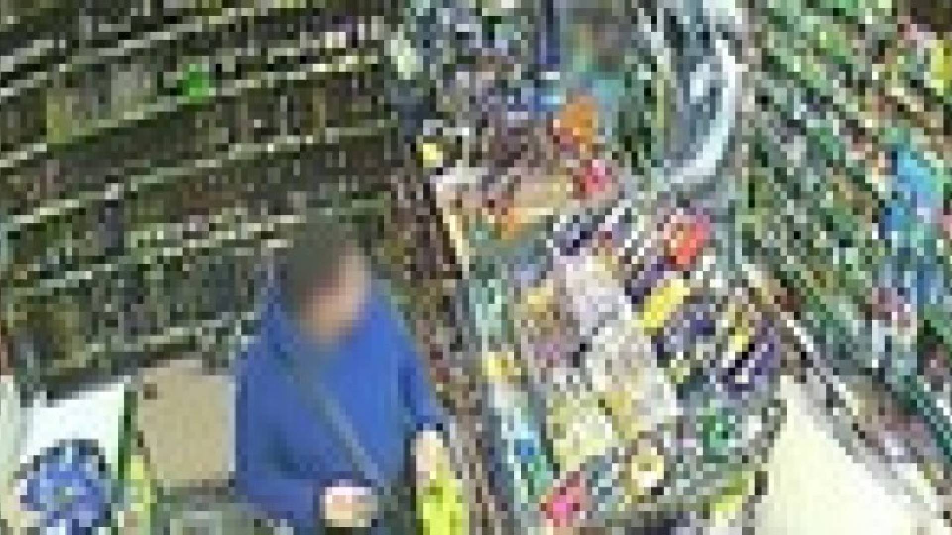 بالفيديو: رجل يعتدي على صاحب متجر بالسكين