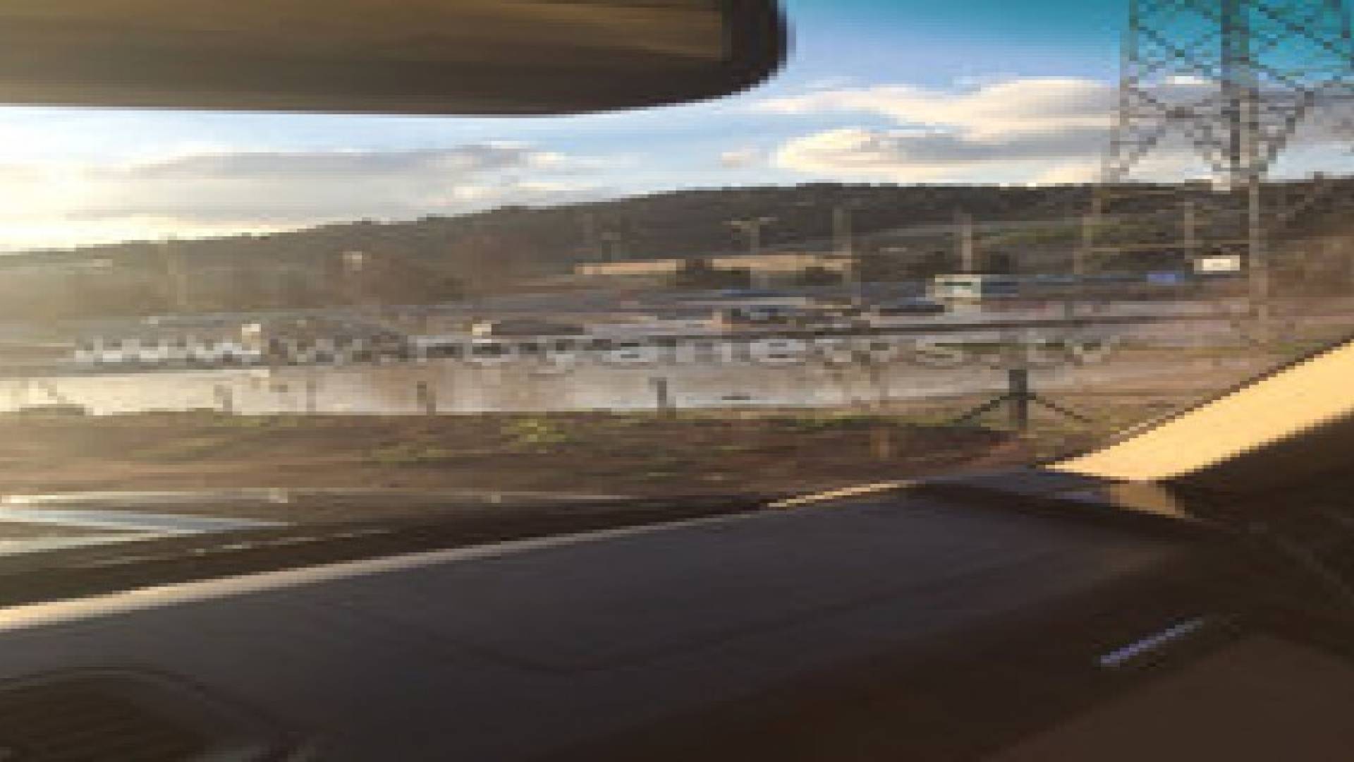 كسر في خط مياه "الديسي" على طريق المطار.. فيديو وصور