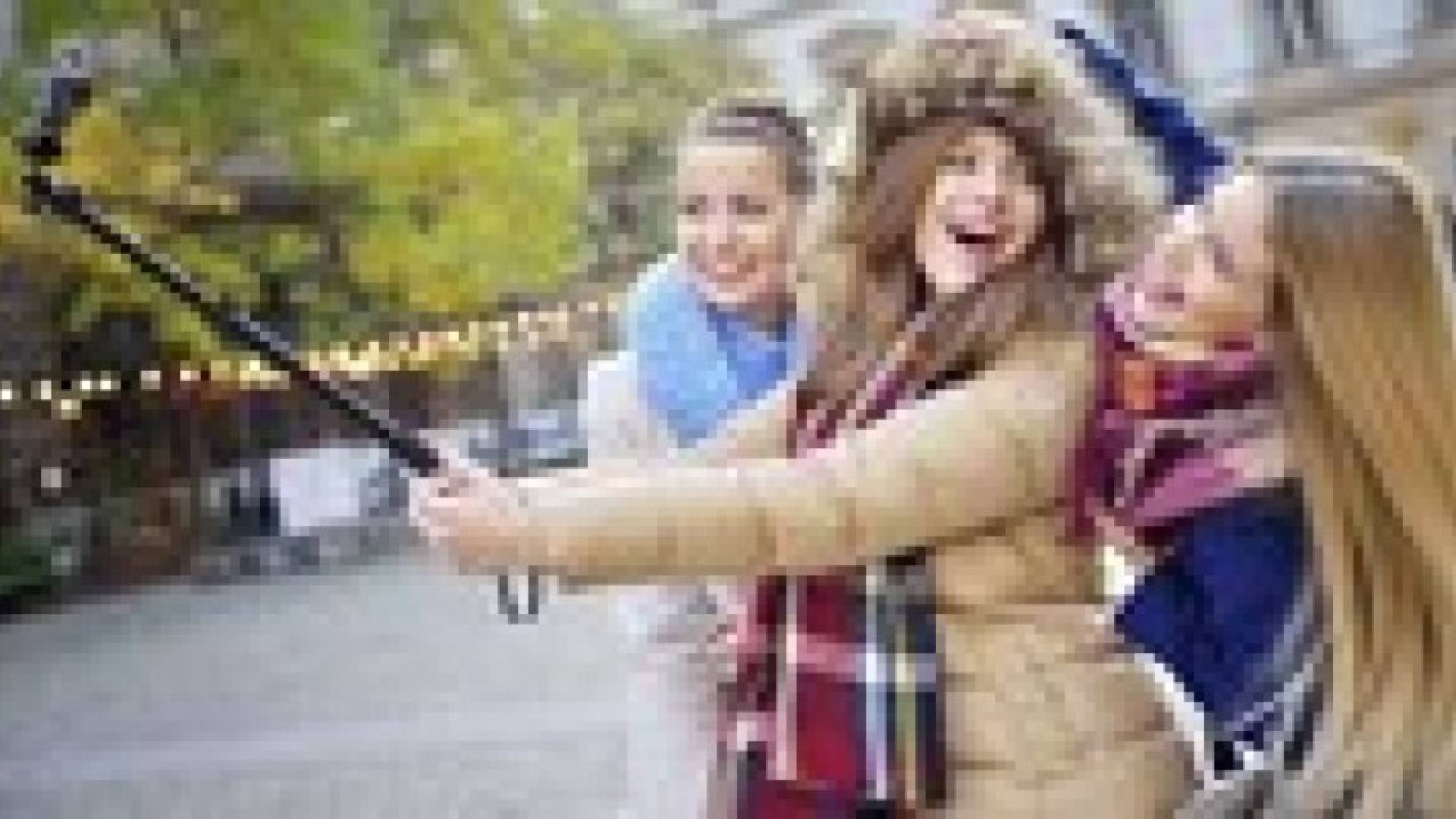 التقاط السيلفي أثناء كسوف الشمس يسبب العمى