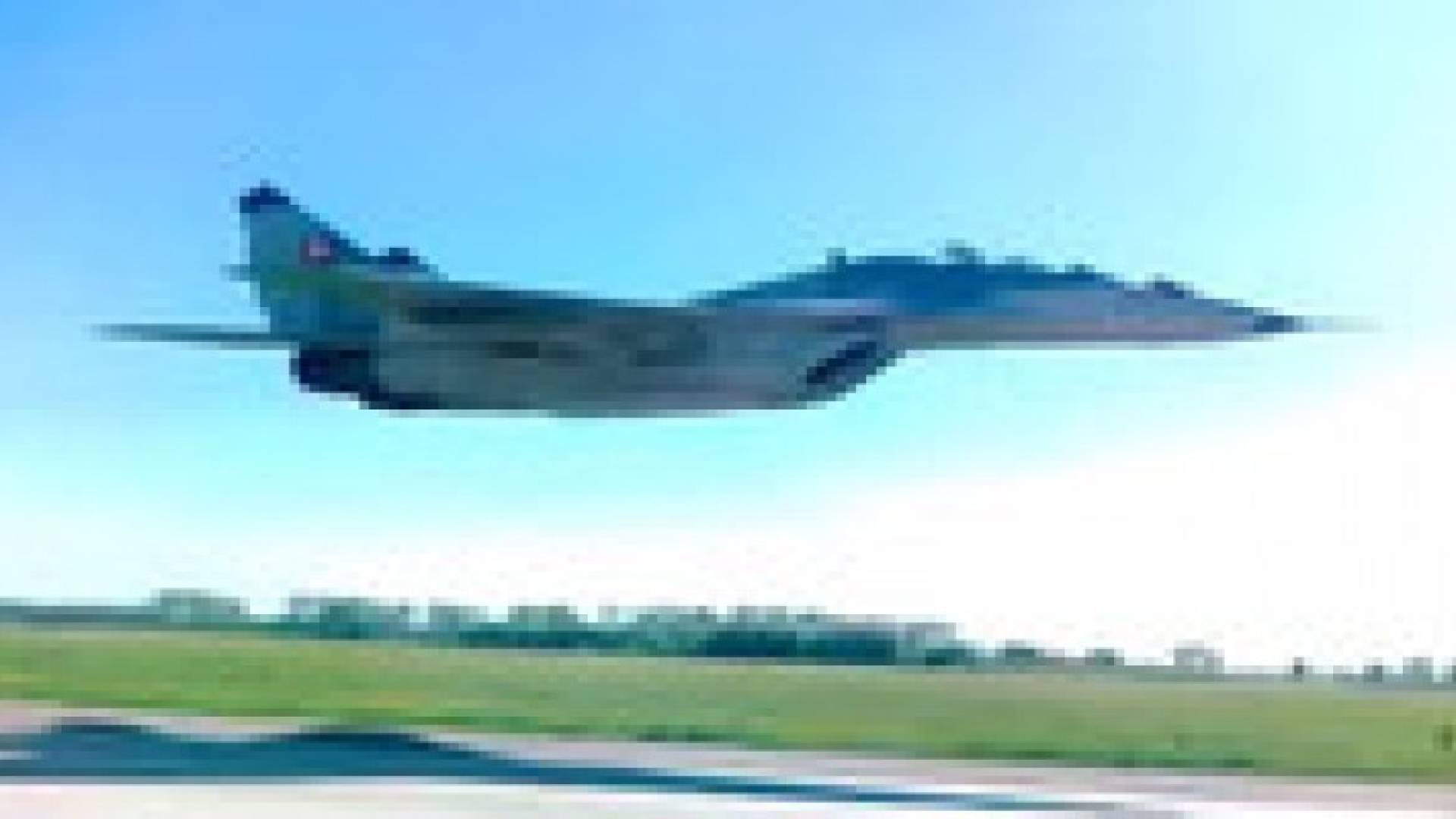 طائرات حربية تطير على مسافة قريبة من الأرض .. فيديو