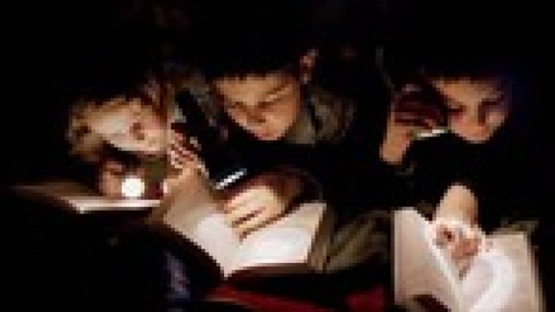 هل القراءة في الضوء الخافت تضر العين؟