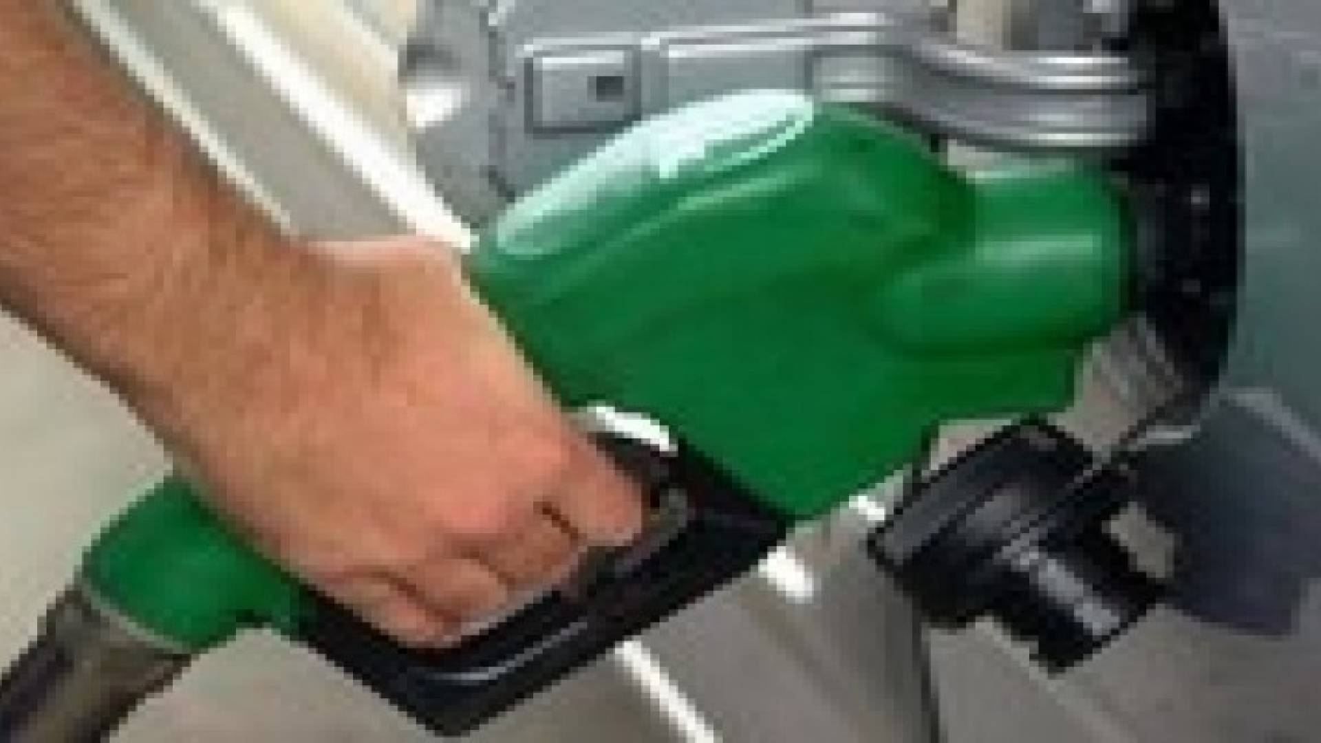 الأردنيون يترقبون أسعار المحروقات مع انخفاض برميل النفظ إلى 55 دولارا