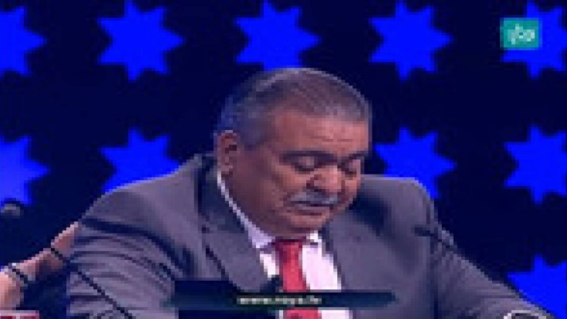 الفنان موسى حجازين يبكي وهو يحيي أهل الشهيد معاذ الكساسبة