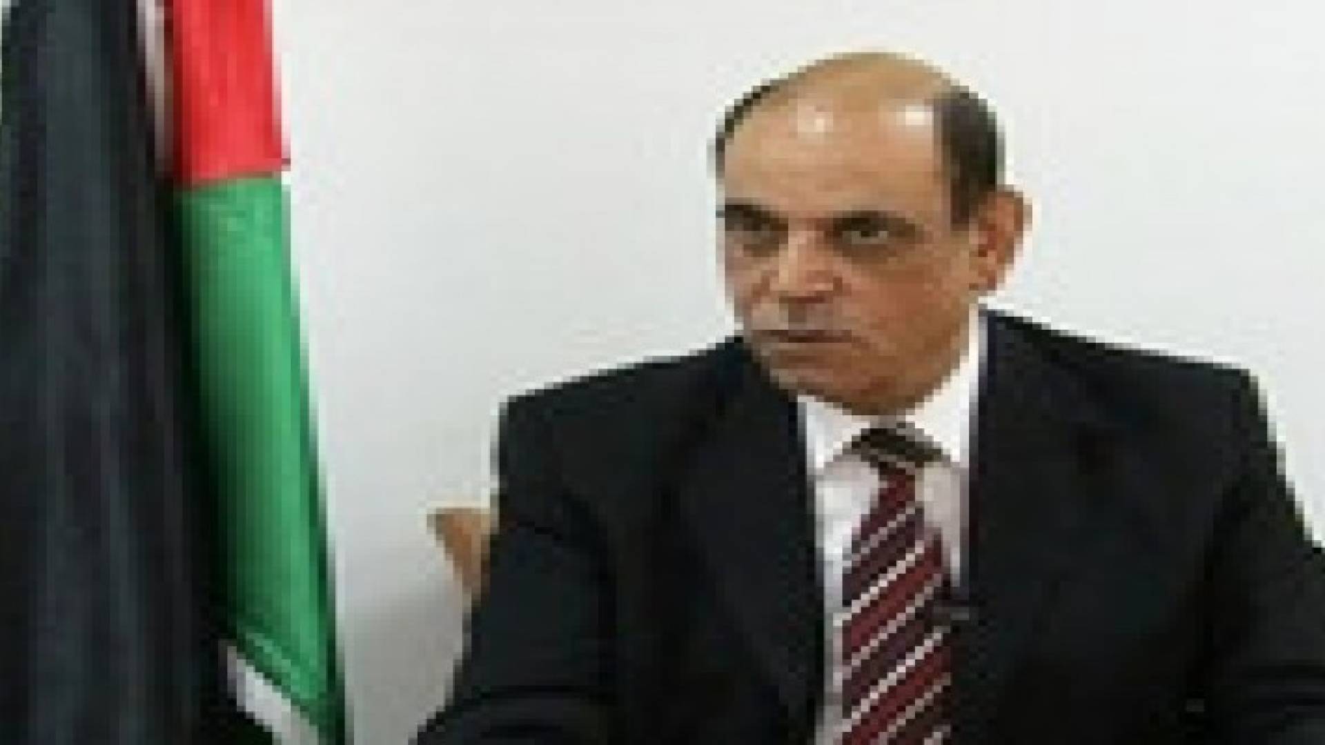 مستشار الرئيس الفلسطيني يدعو حماس لتخزين سلاحها بالمستودعات