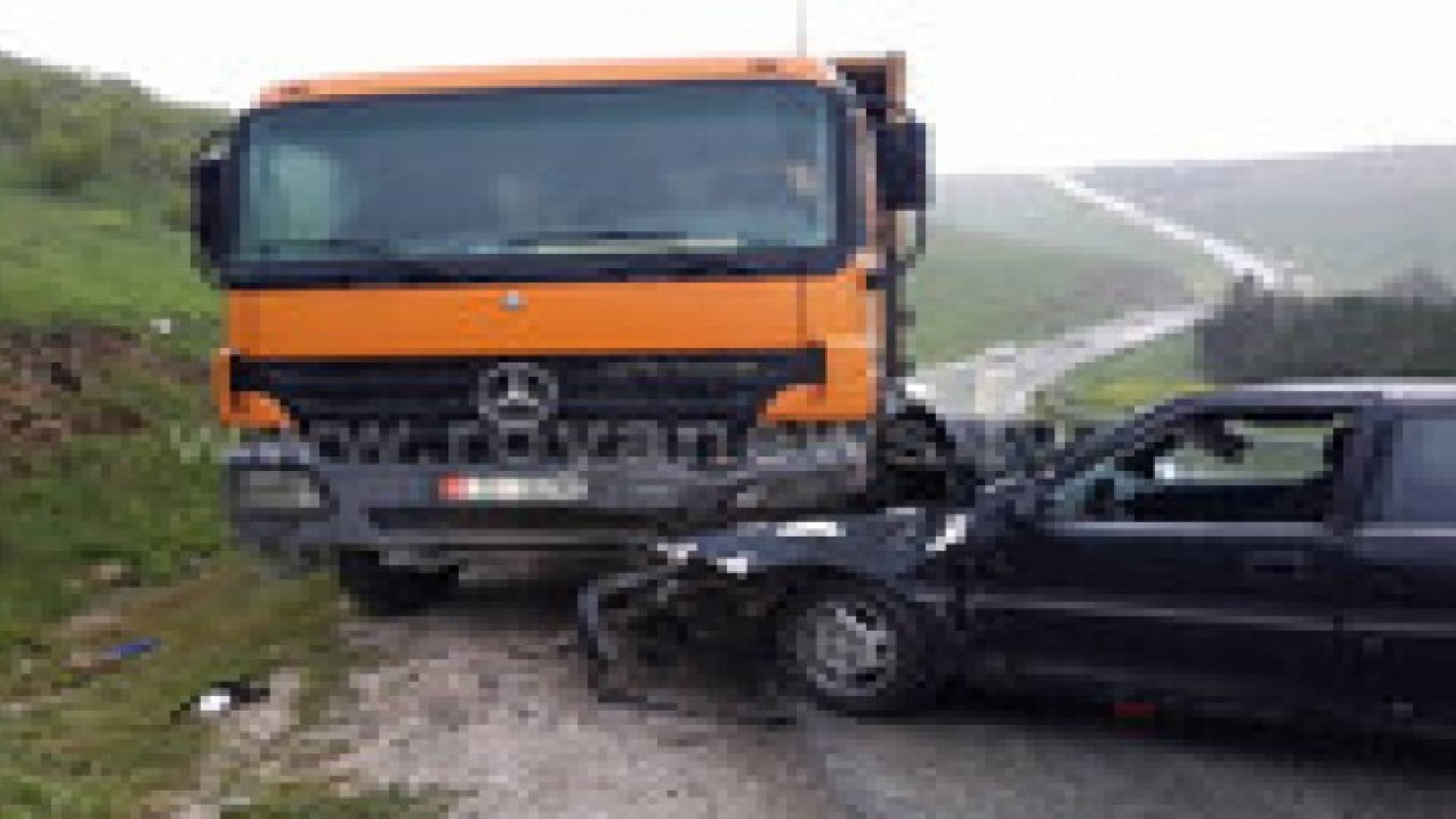 المزار الشمالي: 5 اصابات في تصادم سيارة بشاحنة.. صور