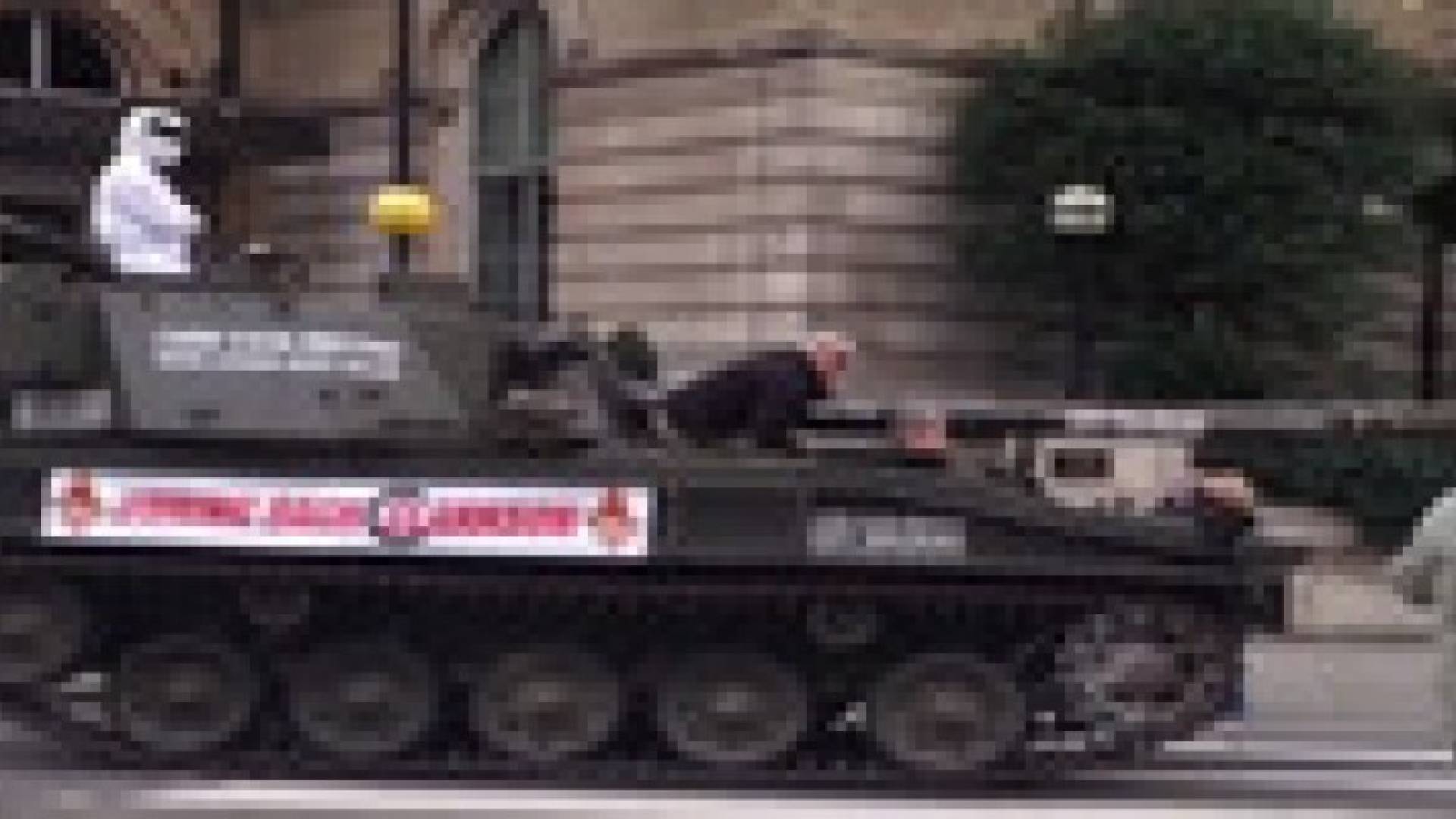 دبابة أمام مقر قناة "بي بي سي" تطالب بعودة كلاركسون لتقديم برنامج "توب غير"